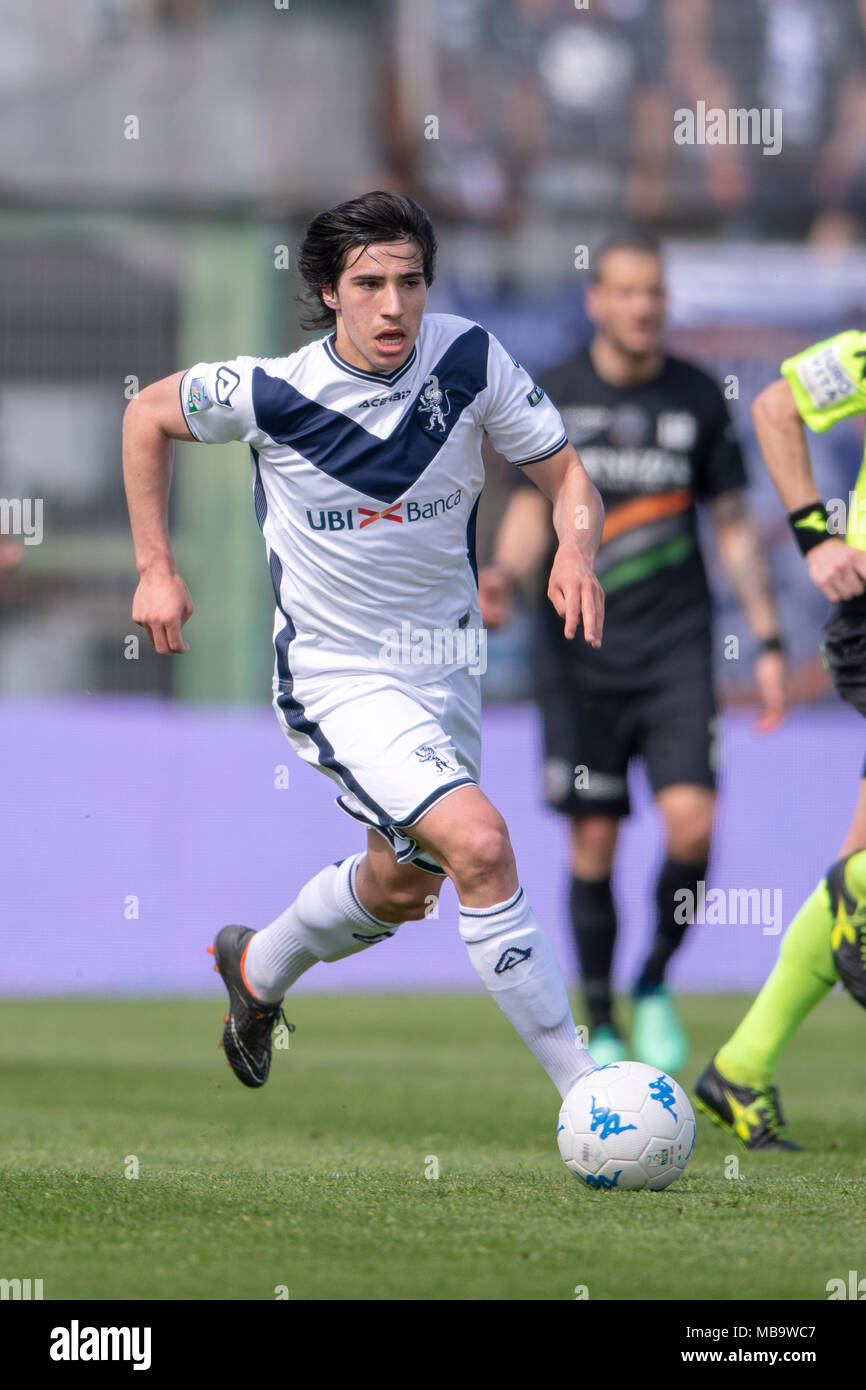 Sandro einer ganz kurzen von Brescia während des Italienischen erie B' Match zwischen Venezia 1-2 Brescia am Pier Luigi Penzo Stadion am 8. April 2018 in Venedig, Italien. Credit: Maurizio Borsari/LBA/Alamy leben Nachrichten Stockfoto