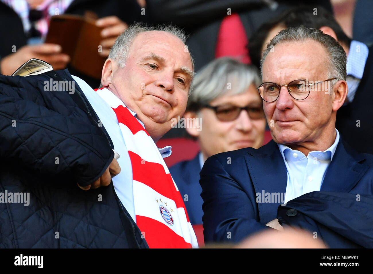 V. li: Uli Hoeneß (Honess, Praesident des FC Bayern München) mit Karl Heinz Rummenigge, (Managementsvorsitzender) auf der Tribuene, Deutscher Meister 2018. Fussball 1. 1. Fussballbundesliga, 29. Spieltag, FC Augsburg (A) - FC Bayern München (M) 1-4, am 07.04.2018 in Augsburg/Deutschland, WWK EINE R E N A. | Verwendung weltweit Stockfoto