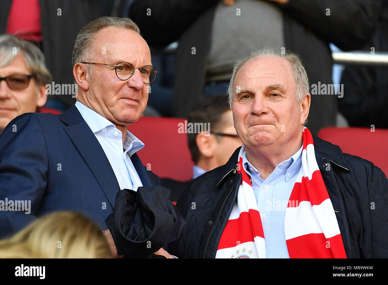 V. Re: Uli Hoeneß (Honess, Praesident des FC Bayern München) mit Karl Heinz Rummenigge, (Managementsvorsitzender) auf der Tribuene, Deutscher Meister 2018. Fussball 1. 1. Fussballbundesliga, 29. Spieltag, FC Augsburg (A) - FC Bayern München (M) 1-4, am 07.04.2018 in Augsburg/Deutschland, WWK EINE R E N A. | Verwendung weltweit Stockfoto