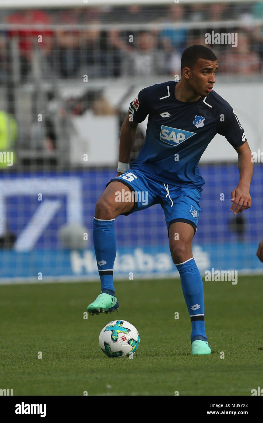 08 April 2018, Deutschland, Frankfurt/Main: Fussball, Bundesliga, Eintracht Frankfurt gegen 1899 Hoffenheim in der Commerzbank-Arena. Von 1899 Hoffenheim Kevin Akpoguma. Foto: Thomas Frey/dpa Stockfoto