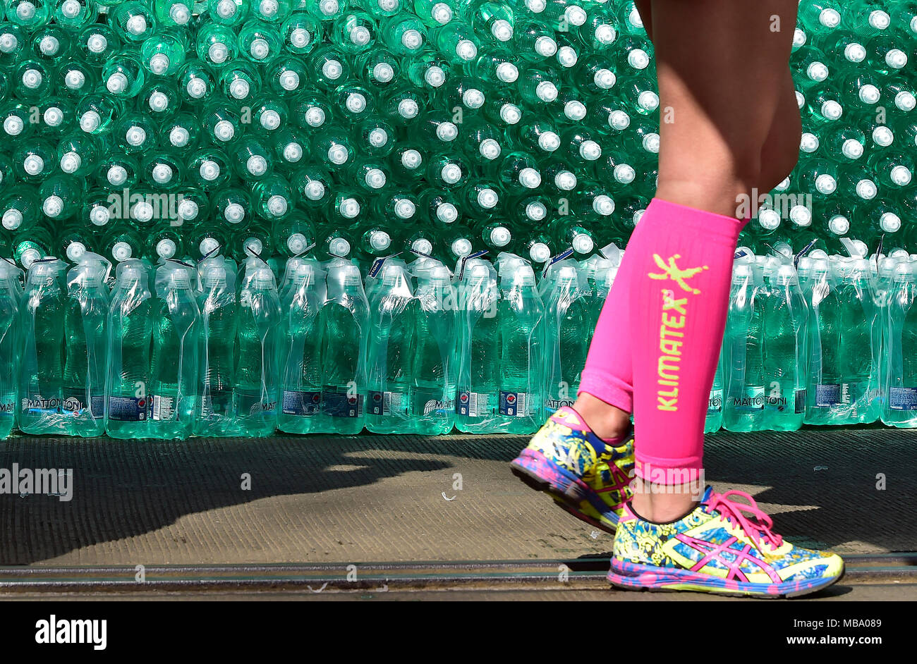 Prag, Tschechische Republik. 07 Apr, 2018. Ein Runner ist während der Prag Halbmarathon in Prag, Tschechische Republik, am 7. April 2018 gesehen. Credit: Roman Vondrous/CTK Photo/Alamy leben Nachrichten Stockfoto