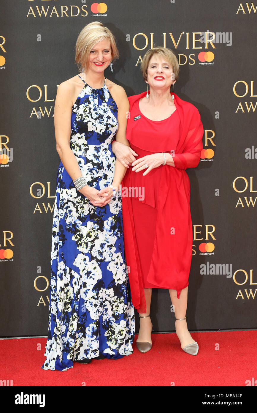 London, Großbritannien. 8. April 2018. Marianne Elliott, Patti LuPone, Olivier Awards, die Royal Albert Hall, London, UK, 08. April 2018, Foto von Richard Goldschmidt Credit: Rich Gold/Alamy leben Nachrichten Stockfoto