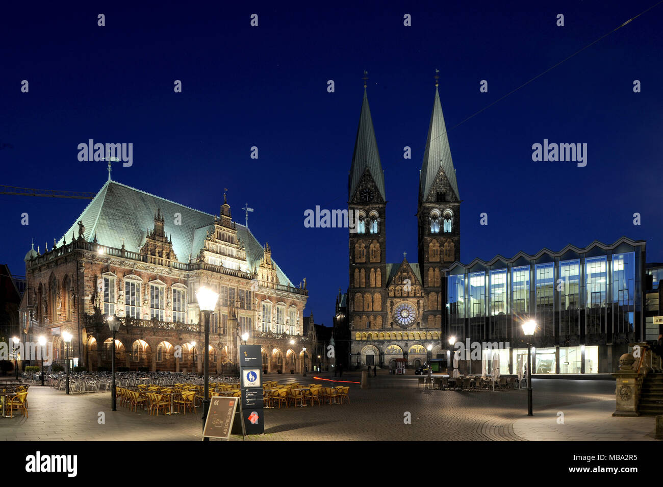 Der Marktplatz (Marktplatz) in Bremen mit dem Rathaus (L-R), der Dom St. Peter und das Parlamentsgebäude der Bremer Buergerschaft am Abend des 23.04.2015. | Verwendung weltweit Stockfoto