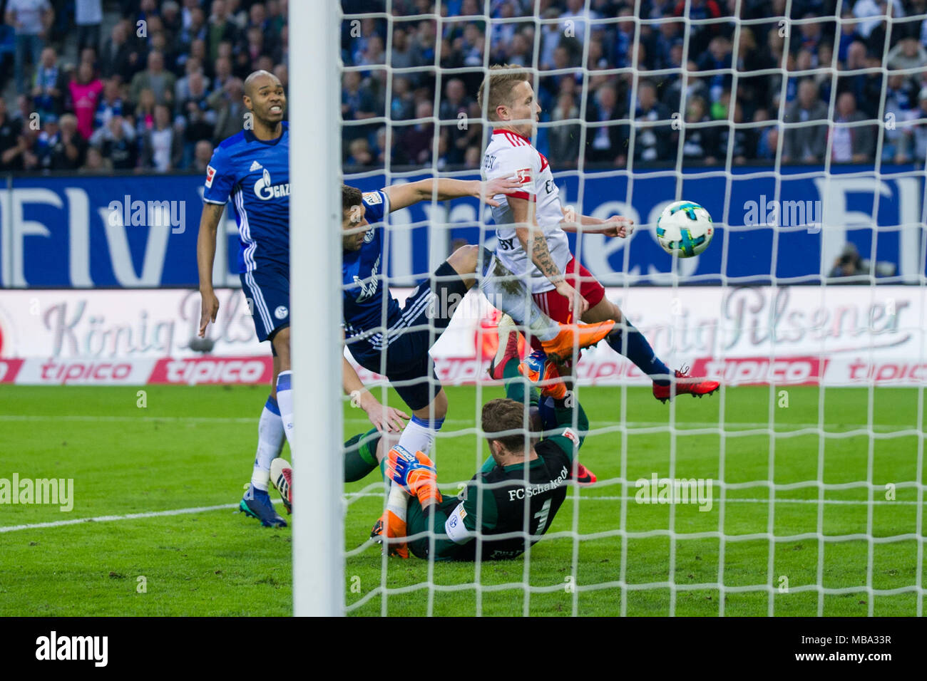 Lewis Holtby (re., HH) erzielt gegen Matija NASTASIC (GE) und goalwart Ralf FAEHRMANN (FAHRMANN, GE) das Tor zum 2:1 für den HSV Hamburg Hamburg Hamburg, Aktion, Fussball 1. 1. Fussballbundesliga, 29. Spieltag, HSV Hamburg Hamburg Hamburg (HH) - FC Schalke 04 (GE), am 07.04.2018 in Hamburg/Deutschland. | Verwendung weltweit Stockfoto