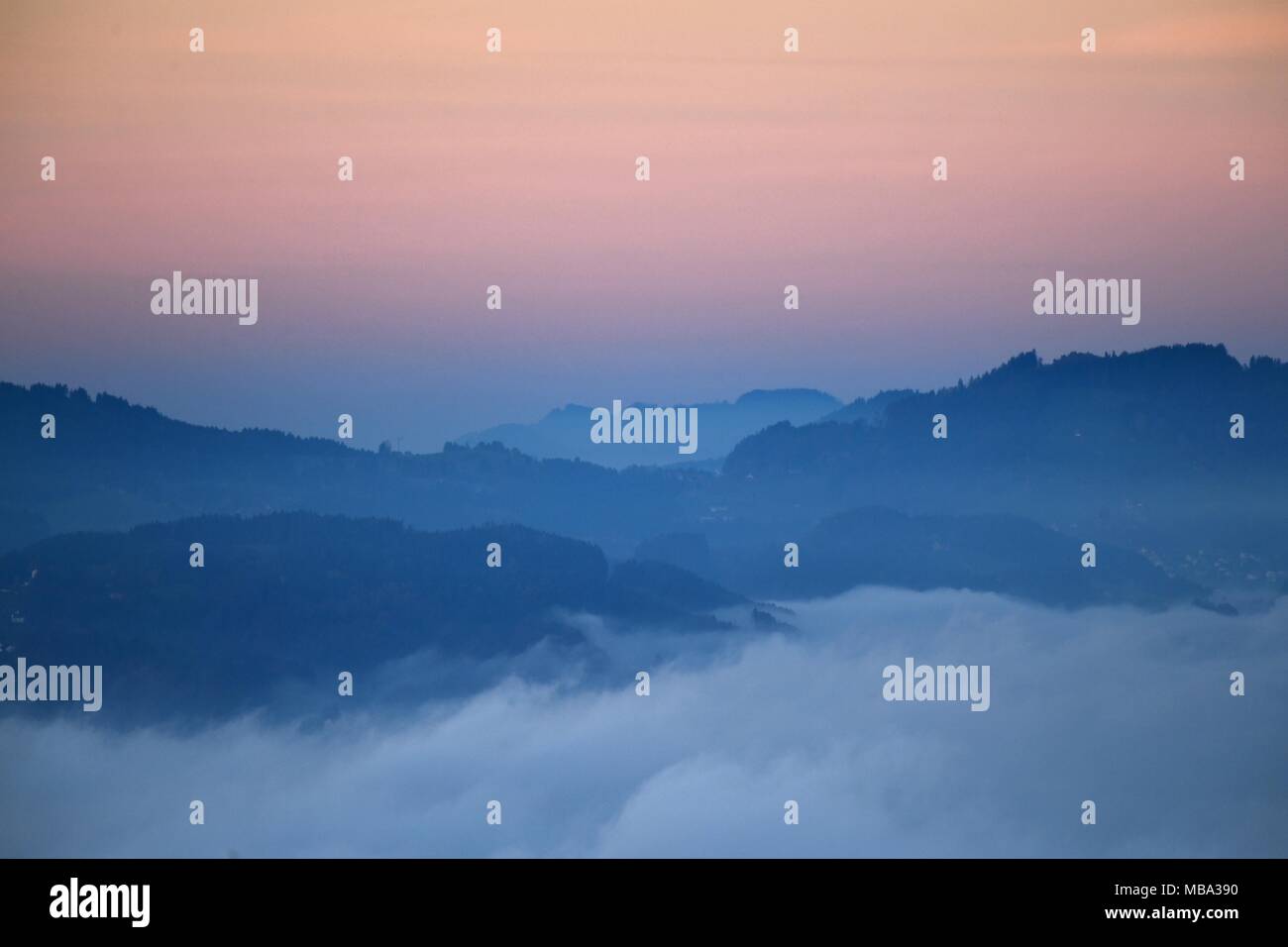 Bregenz, Österreich. 28 Okt, 2016. Dichter Nebel über dem Bodensee kurz nach Sonnenaufgang in der Nähe von Bregenz, Österreich, 28.10.2016, Schweizer alpine Bergkulisse im Hintergrund. (Bild von Pfänder entnommen). | Verwendung der weltweiten Kredit: dpa/Alamy leben Nachrichten Stockfoto