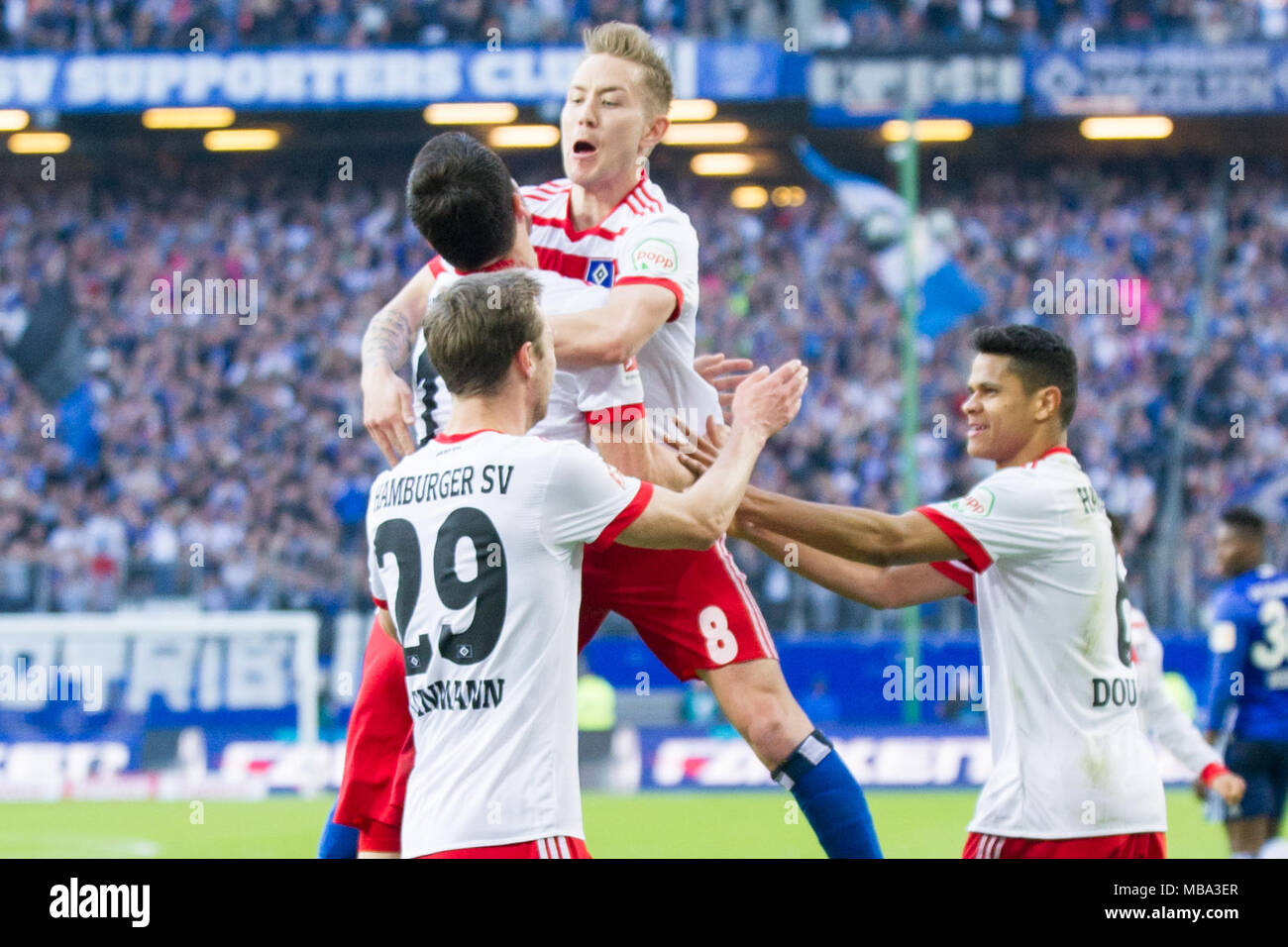 Hamburg, Deutschland. 07 Apr, 2018. goalschuetze Filip KOSTIC (mi., li., HH) jubelt mit Lewis Holtby (HH) über das Tor zum 1:1 Ausgleich fuer den HSV Hamburg Hamburg Hamburg, Jubel, jubeln, jubelnd, Freude, Jubel, Feiern, goaljubel, halbe Figur, Halbfigur, Fussball 1. 1. Fussballbundesliga, 29. Spieltag, HSV Hamburg Hamburg Hamburg (HH) - FC Schalke 04 (GE), am 07.04.2018 in Hamburg/Deutschland. | Verwendung der weltweiten Kredit: dpa/Alamy leben Nachrichten Stockfoto