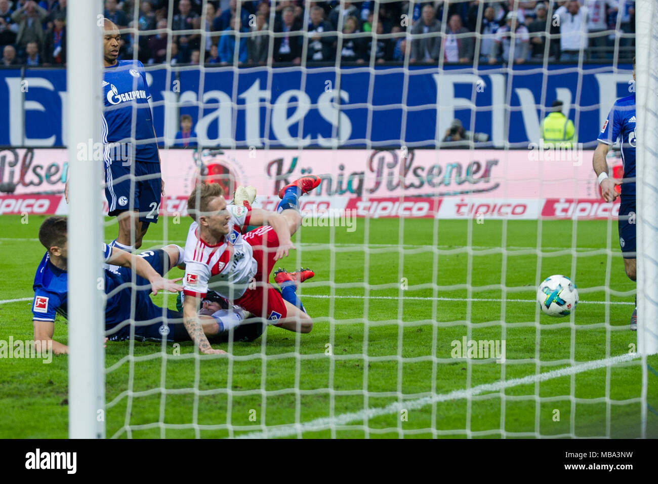 Hamburg, Deutschland. 07 Apr, 2018. Lewis Holtby (re., HH) erzielt gegen Matija NASTASIC (GE), NALDO (GE) und goalwart Ralf FAEHRMANN (FAHRMANN, GE) das Tor zum 2:1 für den HSV Hamburg Hamburg Hamburg, Aktion, Fussball 1. 1. Fussballbundesliga, 29. Spieltag, HSV Hamburg Hamburg Hamburg (HH) - FC Schalke 04 (GE), am 07.04.2018 in Hamburg/Deutschland. | Verwendung der weltweiten Kredit: dpa/Alamy leben Nachrichten Stockfoto