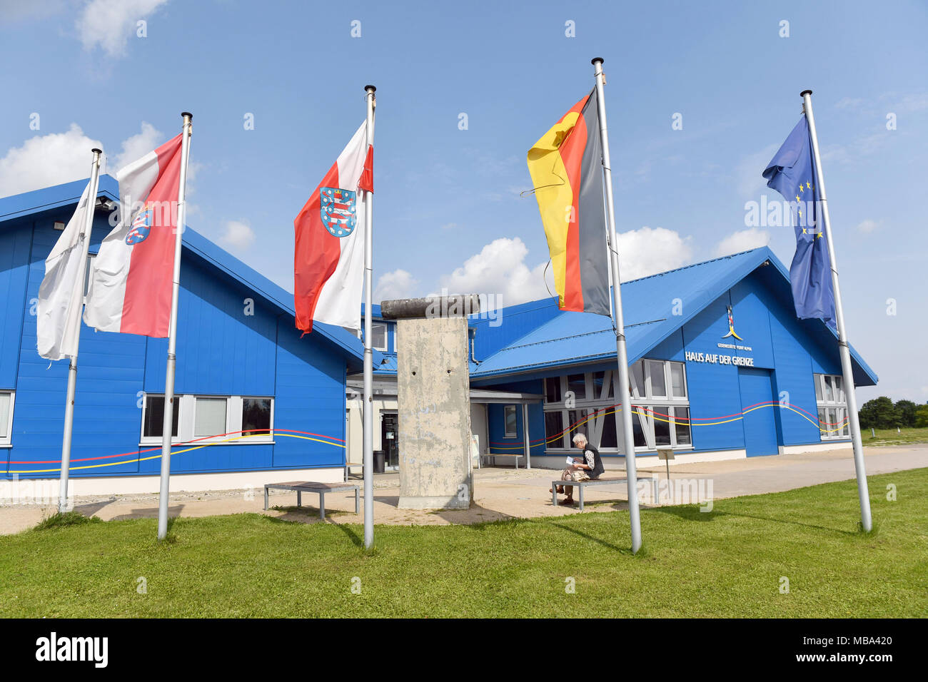 Fahnen wehen außerhalb des "Haus auf der Grenze" (lit.Haus an der Grenze), in der (denen) eine ständige Ausstellung von der Point Alpha Stiftung beschäftigt sich mit der Epoche der Deutschen Teilung und der Grenze zur DDR während des Kalten Krieges, in Geisa, Deutschland, an der Grenze zwischen Thüringen und Hessen, 22.08.2017. Original Grenzanlagen kann hier an der ehemaligen innerdeutschen Grenze angesehen werden. Foto: Jens Kalaene/dpa-Zentralbild/ZB | Verwendung weltweit Stockfoto