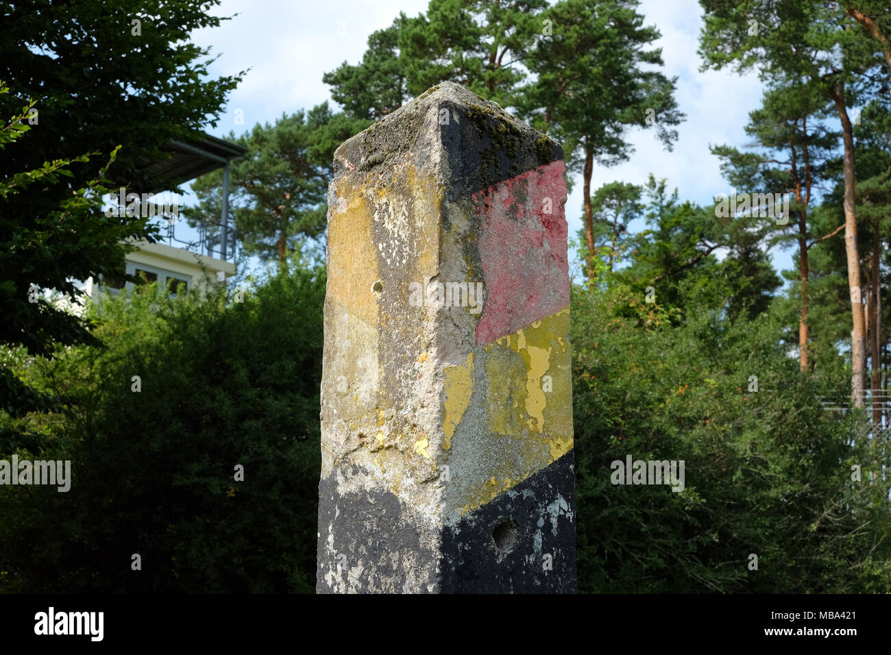 Ein ehemaliger Grenze post in Geisa, Deutschland, an der Grenze zwischen Thüringen und Hessen im "Haus auf der Grenze" (lit.Haus an der Grenze), in der (denen) eine ständige Ausstellung von der Point Alpha Stiftung beschäftigt sich mit der Epoche der Deutschen Teilung und der Grenze zur DDR während des Kalten Krieges, 22.08.2017. Original Grenzanlagen kann hier an der ehemaligen innerdeutschen Grenze angesehen werden. Foto: Jens Kalaene/dpa-Zentralbild/ZB | Verwendung weltweit Stockfoto