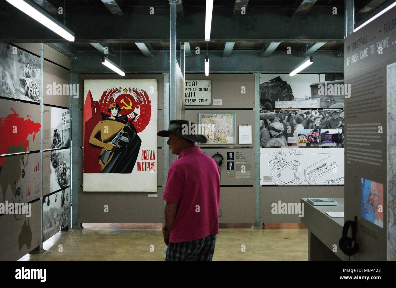 Besucher im "Haus auf der Grenze" (lit.Haus an der Grenze), in der (denen) eine ständige Ausstellung von der Point Alpha Stiftung beschäftigt sich mit der Epoche der Deutschen Teilung und der Grenze zur DDR während des Kalten Krieges, in Geisa, Deutschland, an der Grenze zwischen Thüringen und Hessen, 22.08.2017. Original Grenzanlagen kann hier an der ehemaligen innerdeutschen Grenze angesehen werden. Foto: Jens Kalaene/dpa-Zentralbild/ZB | Verwendung weltweit Stockfoto