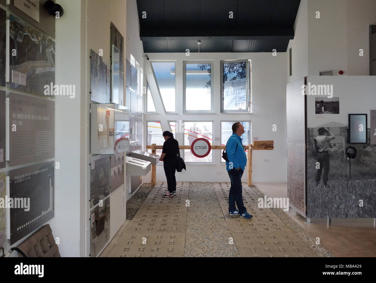 Besucher im "Haus auf der Grenze" (lit.Haus an der Grenze), in der (denen) eine ständige Ausstellung von der Point Alpha Stiftung beschäftigt sich mit der Epoche der Deutschen Teilung und der Grenze zur DDR während des Kalten Krieges, in Geisa, Deutschland, an der Grenze zwischen Thüringen und Hessen, 22.08.2017. Original Grenzanlagen kann hier an der ehemaligen innerdeutschen Grenze angesehen werden. Foto: Jens Kalaene/dpa-Zentralbild/ZB | Verwendung weltweit Stockfoto