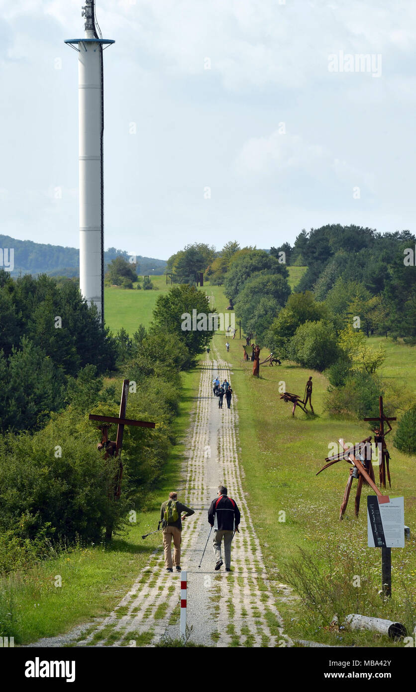 Skulpturen des Künstlers Ulrich Barnickel markieren Sie einen Abschnitt des ehemaligen Todesstreifen an der Grenze zwischen Thüringen und Hessen, 22.08.2017. Die Installation ist Teil der Gedenkstätte Point Alpha, der sich mit der Epoche der Deutschen Teilung und der Grenze zur DDR während des Kalten Krieges. Original Grenzanlagen kann hier an der ehemaligen innerdeutschen Grenze angesehen werden. Foto: Jens Kalaene/dpa-Zentralbild/ZB | Verwendung weltweit Stockfoto