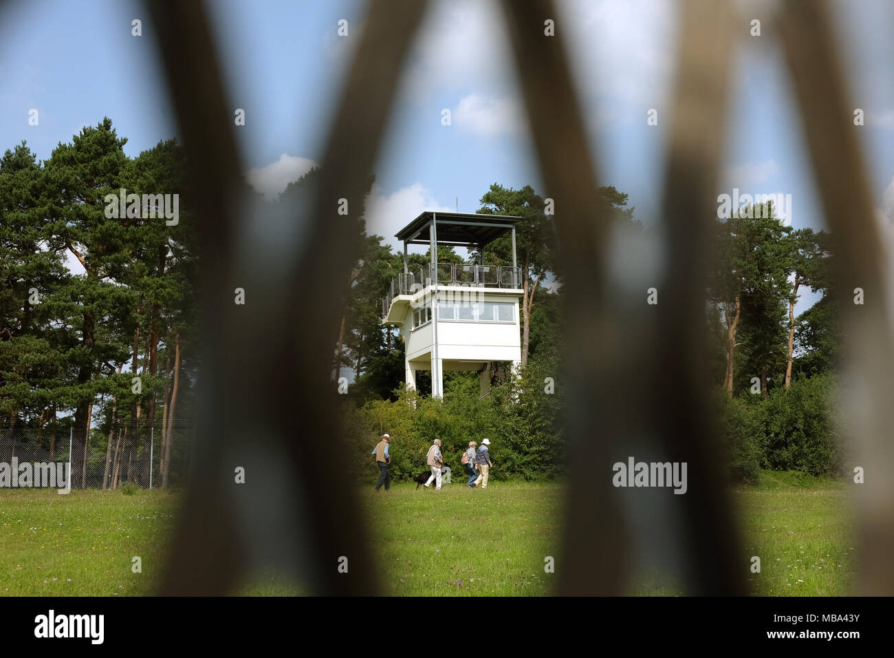 Ein ehemaliger US Army Wachtturm in Geisa, Deutschland, an der Grenze zwischen Thüringen und Hessen im "Haus auf der Grenze" (lit.Haus an der Grenze), in der (denen) eine ständige Ausstellung von der Point Alpha Stiftung beschäftigt sich mit der Epoche der Deutschen Teilung und der Grenze zur DDR während des Kalten Krieges, 22.08.2017. Original Grenzanlagen kann hier an der ehemaligen innerdeutschen Grenze angesehen werden. Foto: Jens Kalaene/dpa-Zentralbild/ZB | Verwendung weltweit Stockfoto
