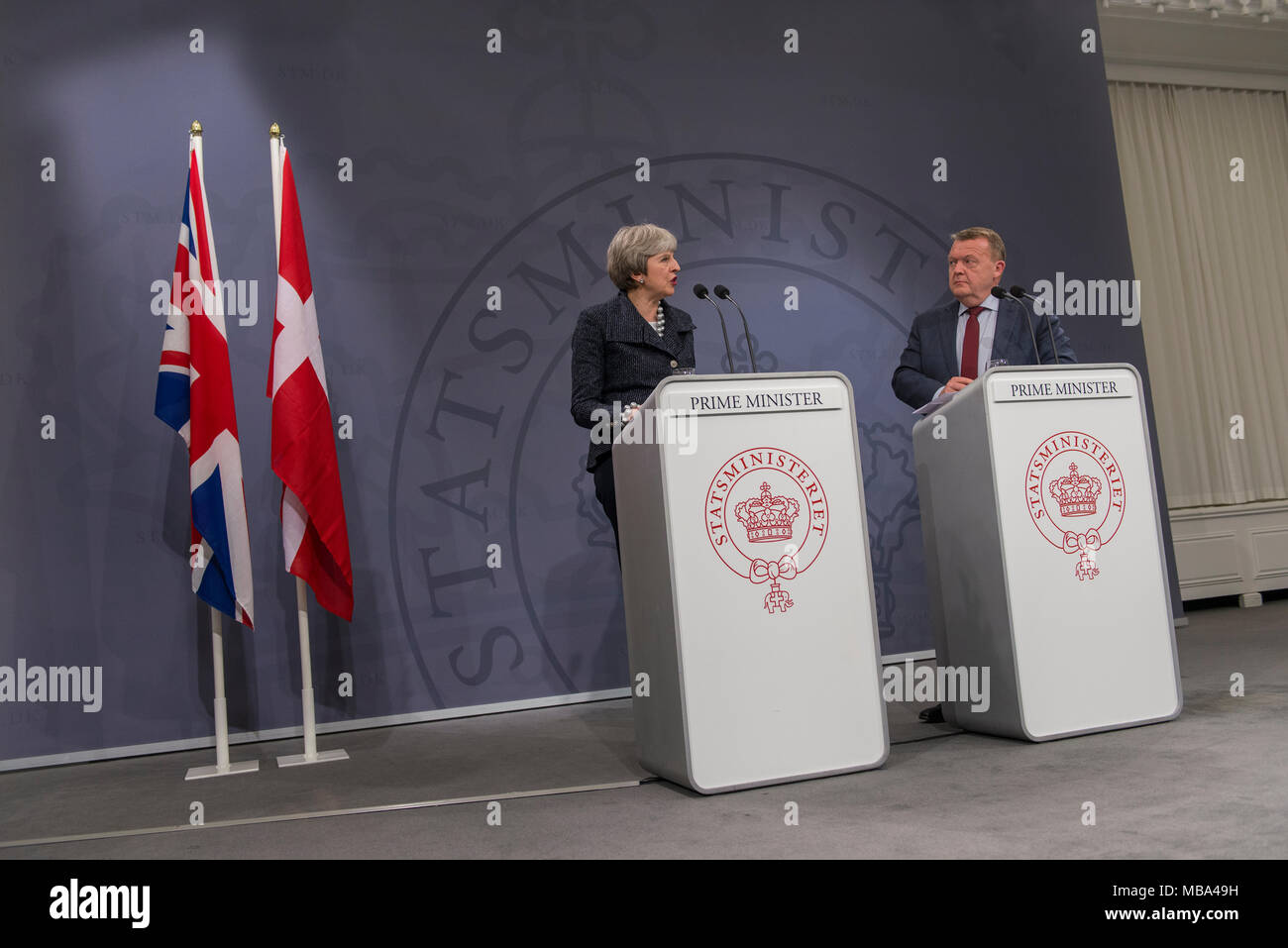 Kopenhagen, Dänemark, Montag, 9. April 2018?? der britische Premierminister Theresa May schließt sich der dänische Ministerpräsident Lars Løkke Rasmussen für eine Pressekonferenz im dänischen Parlament, Christiansborg. Die Themen der Diskussion waren Brexit und die jüngsten Vergiftung in Salisbury mit einem Nerv agent nach vermuteten russische Agenten. Quelle: Matthew James Harrison/Alamy leben Nachrichten Stockfoto Kopenhagen, Dänemark, Montag, 9. April 2018?? der britische Premierminister Theresa May schließt sich der dänische Ministerpräsident Lars Løkke Rasmussen für eine Pressekonferenz im dänischen Parlament, Christiansborg. Die Themen der Diskussion waren Brexit und die jüngsten Vergiftung in Salisbury mit einem Nerv agent nach vermuteten russische Agenten. Quelle: Matthew James Harrison/Alamy leben Nachrichten Stockfoto