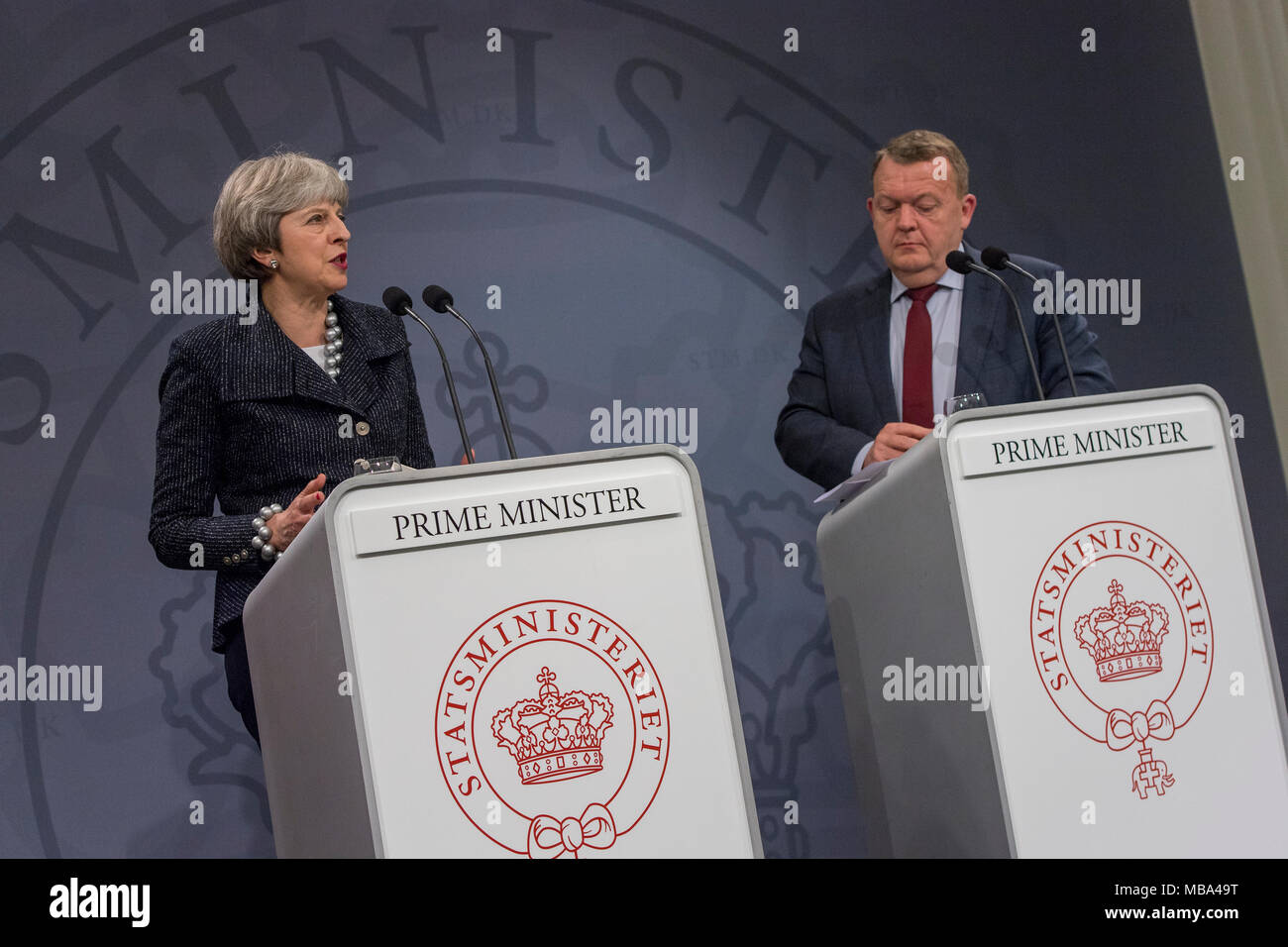 Kopenhagen, Dänemark, Montag, 9. April 2018?? der britische Premierminister Theresa May schließt sich der dänische Ministerpräsident Lars Løkke Rasmussen für eine Pressekonferenz im dänischen Parlament, Christiansborg. Die Themen der Diskussion waren Brexit und die jüngsten Vergiftung in Salisbury mit einem Nerv agent nach vermuteten russische Agenten. Quelle: Matthew James Harrison/Alamy leben Nachrichten Stockfoto