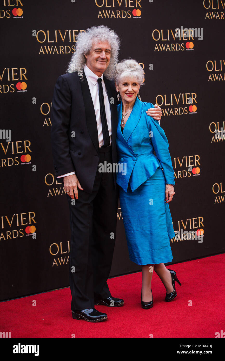 London, Großbritannien. 8. April 2018. Queen Gitarrist Brian May mit seiner Frau, der Schauspielerin Anita Dobson auf dem roten Teppich an der 2018 Olivier Awards gehalten an der Royal Albert Hall in London. Quelle: David Betteridge/Alamy leben Nachrichten Stockfoto