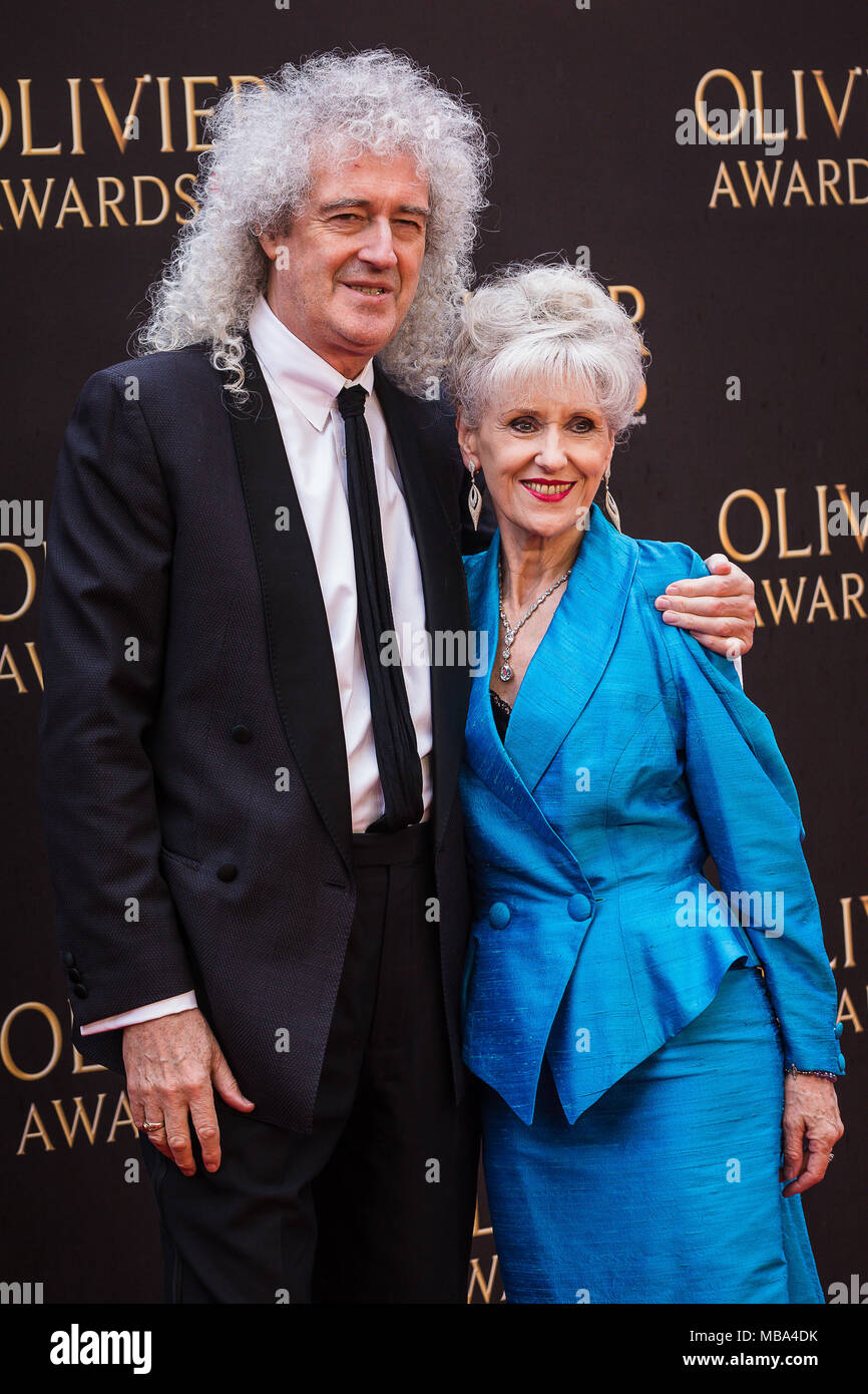 London, Großbritannien. 8. April 2018. Queen Gitarrist Brian May mit seiner Frau, der Schauspielerin Anita Dobson auf dem roten Teppich an der 2018 Olivier Awards gehalten an der Royal Albert Hall in London. Quelle: David Betteridge/Alamy leben Nachrichten Stockfoto