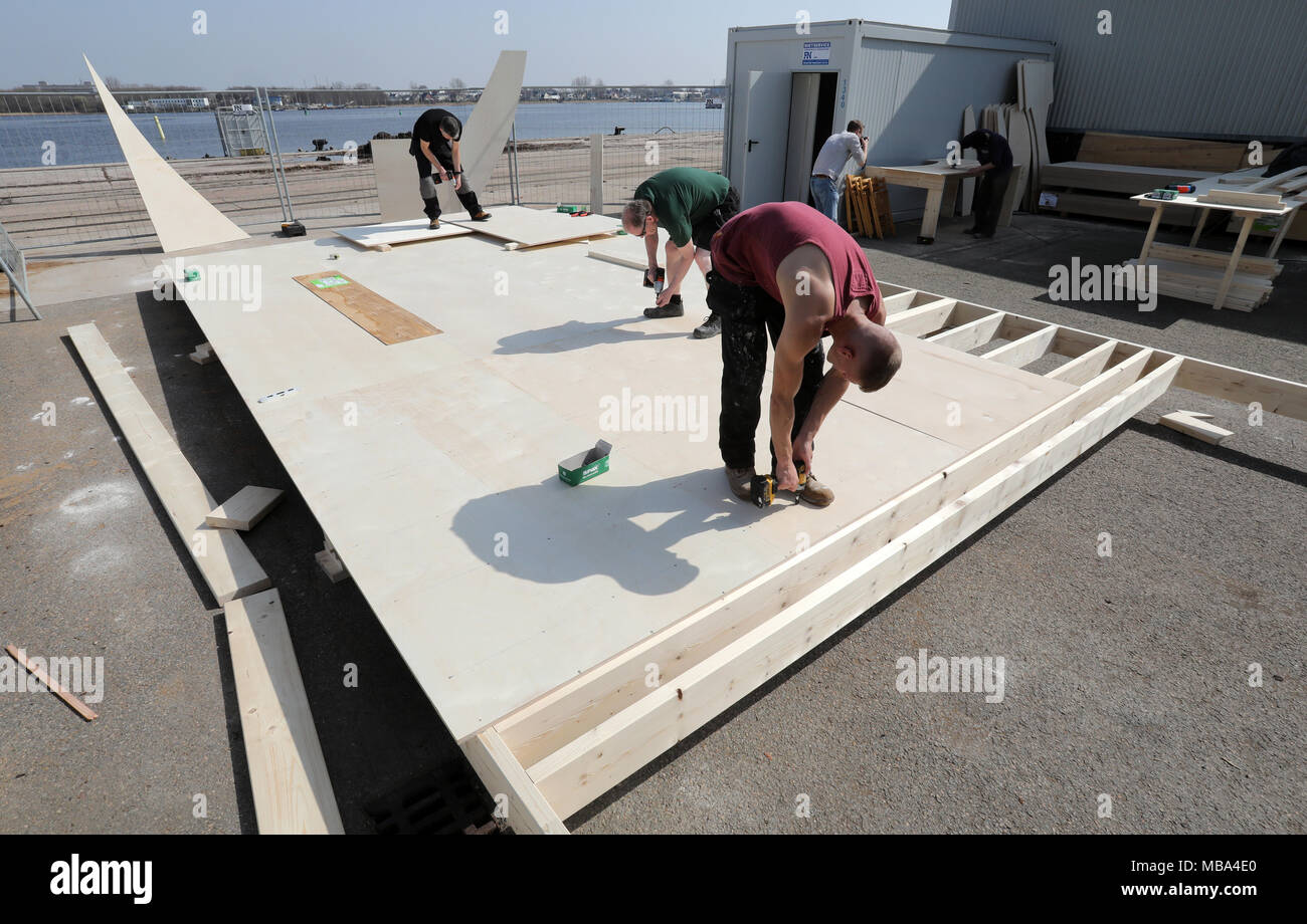 09 April 2018, Deutschland, Rostock: British shipbuilders beginnen mit der Arbeit für die Hüfte, die das Kunstprojekt der Toleranz", ein globales Kunstprojekt des Russischen Künstler paar Ilja und Emilia Kabakov, am Fischerhafen. Es ist das erste Mal, dass die Hüfte der Toleranz" ist gebaut und in Deutschland gezeigt. Foto: Bernd Wüstneck/dpa Stockfoto