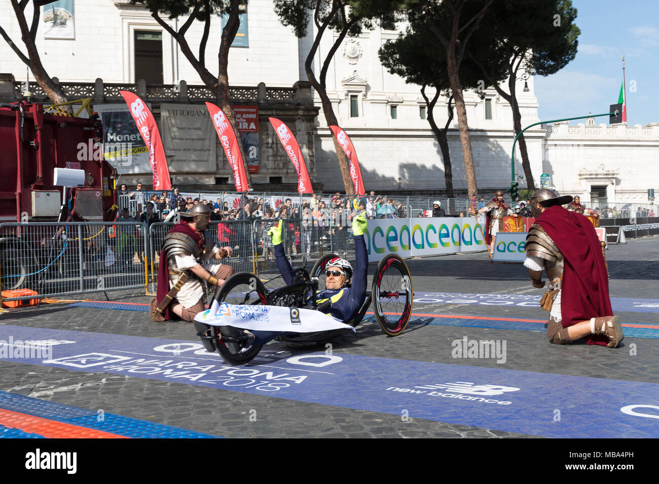 Rom, Italien, 8. April 2018: Mauro Cratassa Gewinner der 24. Ausgabe des Rom Marathon und Laufen für Spaß in der handbike Kategorie. Im Foto Cratassa auf der Ziellinie. Credit: Polifoto/Alamy leben Nachrichten Stockfoto