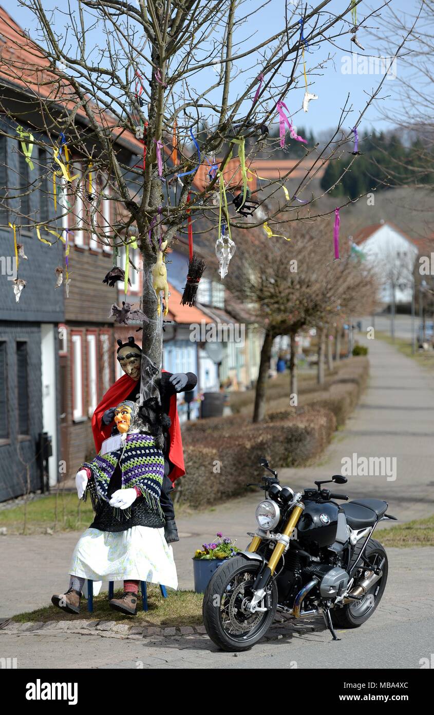 St. Andreasberg, Deutschland. 06 Apr, 2018. Motorradfahren im Harz,  Deutschland, in der Nähe der Stadt St. Andreasberg, 06. April 2018. Credit:  Frank Mai | Nutzung weltweit/dpa/Alamy leben Nachrichten Stockfotografie -  Alamy