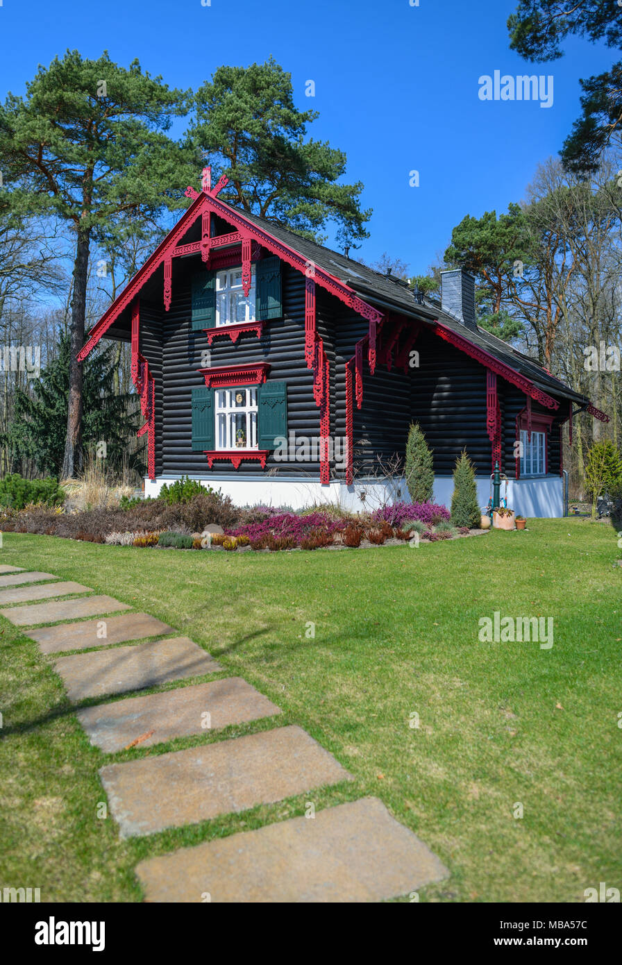 09 April 2018, Deutschland, Bad Saarow: Die Maxim-Gorki-Haus in Bad Saarow. Das Gebäude wurde im typisch skandinavischen Stil der Banker Landsberg als "Villa Putti" (Spitzname von th Tochter) im Jahre 1920. 1938 Die jüdische Familie war in der Lage, ins Ausland zu fliehen. Die hölzernen Gebäude wurde reassgined auf einen früheren Eigentümer und ist eine private Residenz heute. Bis 1997 hatte das Haus eine Bibliothek, wechselnde Ausstellungen und eine maxim-gorki Memorial. Der russische Schriftsteller Maxim Gorki Aufenthalt im Eisenhof Sanatorium in Bad Saarow von 1922 bis 1923 seine Lunge Krankheit zu kurieren. Seit 1972, dem hölzernen Haus erinnert Stockfoto