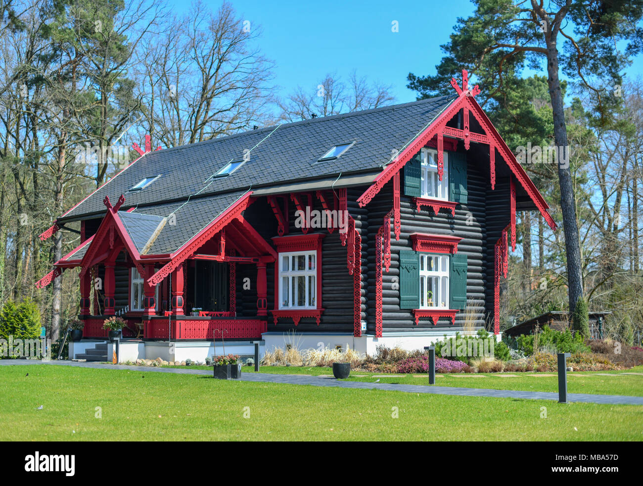 09 April 2018, Deutschland, Bad Saarow: Die Maxim-Gorki-Haus in Bad Saarow. Das Gebäude wurde im typisch skandinavischen Stil der Banker Landsberg als "Villa Putti" (Spitzname von th Tochter) im Jahre 1920. 1938 Die jüdische Familie war in der Lage, ins Ausland zu fliehen. Die hölzernen Gebäude wurde reassgined auf einen früheren Eigentümer und ist eine private Residenz heute. Bis 1997 hatte das Haus eine Bibliothek, wechselnde Ausstellungen und eine maxim-gorki Memorial. Der russische Schriftsteller Maxim Gorki Aufenthalt im Eisenhof Sanatorium in Bad Saarow von 1922 bis 1923 seine Lunge Krankheit zu kurieren. Seit 1972, dem hölzernen Haus erinnert Stockfoto