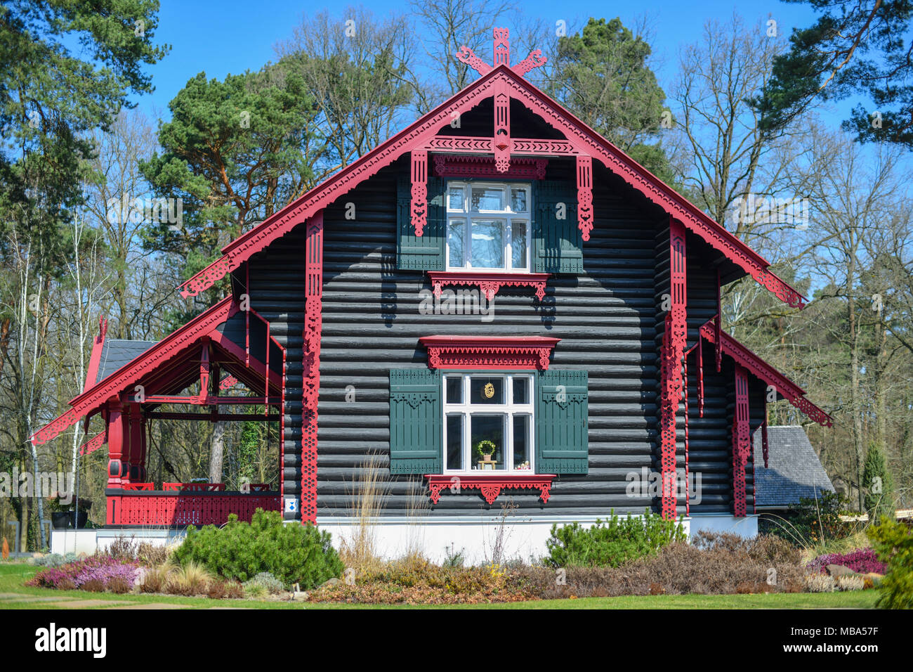 09 April 2018, Deutschland, Bad Saarow: Die Maxim-Gorki-Haus in Bad Saarow. Das Gebäude wurde im typisch skandinavischen Stil der Banker Landsberg als "Villa Putti" (Spitzname von th Tochter) im Jahre 1920. 1938 Die jüdische Familie war in der Lage, ins Ausland zu fliehen. Die hölzernen Gebäude wurde reassgined auf einen früheren Eigentümer und ist eine private Residenz heute. Bis 1997 hatte das Haus eine Bibliothek, wechselnde Ausstellungen und eine maxim-gorki Memorial. Der russische Schriftsteller Maxim Gorki Aufenthalt im Eisenhof Sanatorium in Bad Saarow von 1922 bis 1923 seine Lunge Krankheit zu kurieren. Seit 1972, dem hölzernen Haus erinnert Stockfoto