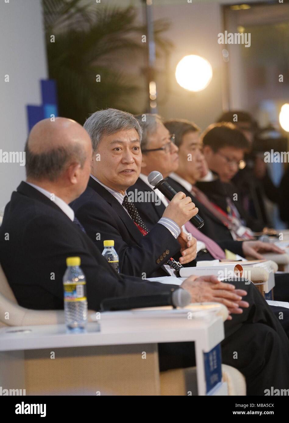 Boao, China Hainan Provinz. 8 Apr, 2018. Zhang Yuyan (2 l), Direktor des Instituts für Weltwirtschaft und -politik an der Chinesischen Akademie der Sozialwissenschaften, besucht eine Pressekonferenz der BFA-Jahreskonferenz 2018 in Boao, South China Hainan Provinz, 8. April 2018. Quelle: Xing Guangli/Xinhua/Alamy leben Nachrichten Stockfoto