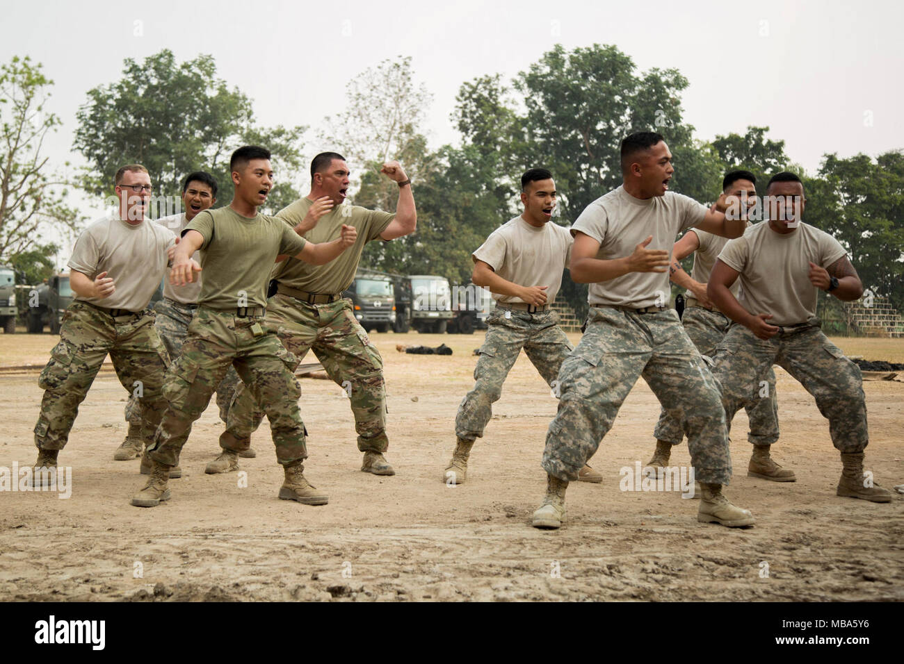 Us-Armee Ingenieure mit 797 . Engineer Company (vertikal), 411 Techniker Bataillon, aus Guam, führen Sie einen traditionellen Maori Haka Tanz an Nongphipadungkitwittaya Schule in Korat, Königreich Thailand, 10.02.2018, während einer Pause von der Konstruktion. Humanitäre civic Hilfe Projekte während der Übung die Unterstützung und humanitären Interessen des thailändischen Volkes durchgeführt. Cobra Gold 18 ist eine jährliche Übung im Königreich Thailand durchgeführt und läuft vom 13-23 Februar mit sieben voll teilnehmenden Nationen. (U.S. Marine Corps Stockfoto