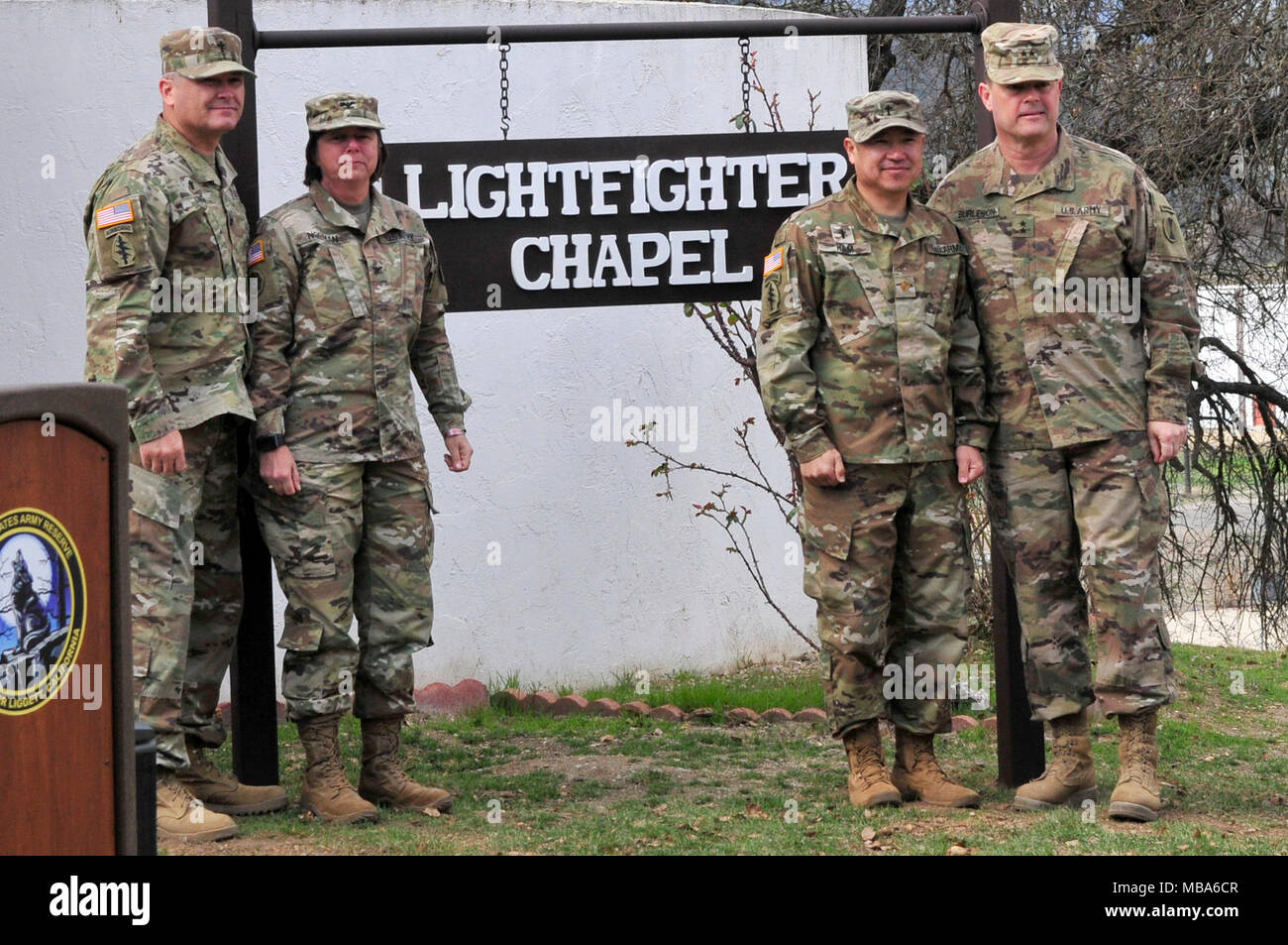 Kaplan (Col.) Gregor Lange, das Fort Hunter Liggett Garnison Kaplan, Oberst Kerry Norman, das Fort Hunter Liggett Garnison Kommandeur, Generalmajor Willard M. Burleson, der 7 Infanterie Division kommandierender General, und Kaplan (Maj) Chan und Ham, der Defense Language Institute Befehl Kaplan, stellen neben der neu getauft Lightfighter Kapelle am Fort Hunter Liggett, Calif., Feb.12, 2018. Die Kapelle wurde zu Ehren der 7 Infantry Division (Lightfighter). In Fort Ord, Kalifornien, von 1974 bis 1994 zugewiesen werden, wird die Abteilung häufig am Fort Hunter Liggett trainiert seine Op zu erhalten Stockfoto