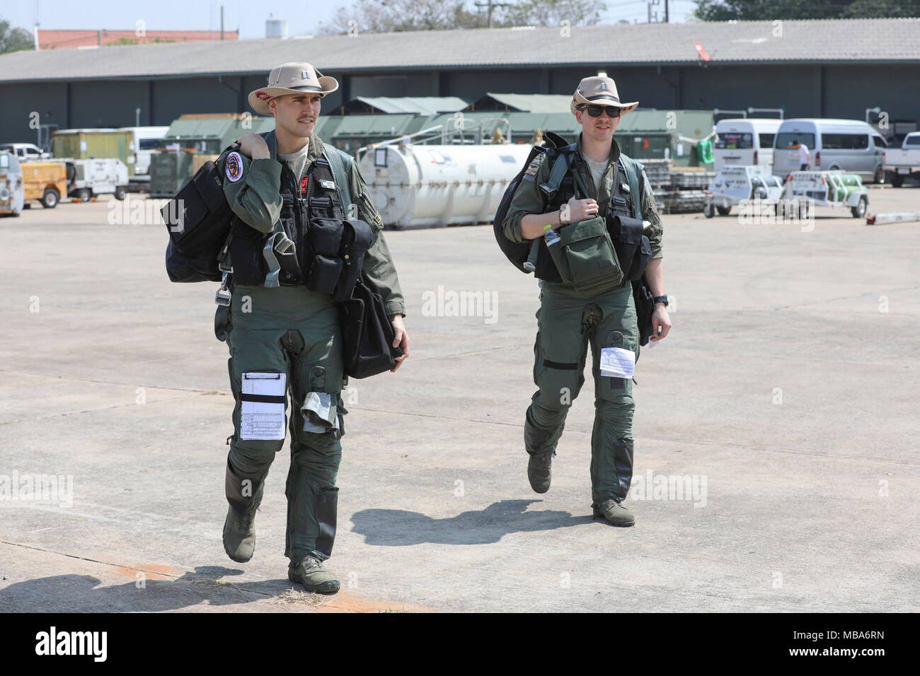 (Von links nach rechts) der US Air Force Captain Colton Steen, und Kapitän Drew Taylor, beide Piloten mit der 36Th Fighter Squadron, Leiter der Flight Line Flight Training mit ihren Royal Thai Air Force Gegenstücke, 13.02.2018 die Korat Royal Thai Air Force Base in Korat, Königreich Thailand. Während der Ausbildung, Flieger von der US Air Force und die Royal Thai Air Force praktiziert Flug Taktiken zur Unterstützung der Übung Cobra Gold 18. Die Ausübung, jetzt in seiner 37 Iteration, ist entworfen, um die regionale Sicherheit zu fördern und wirksame Antworten auf regionale Krisen sicherzustellen, indem sie Stockfoto