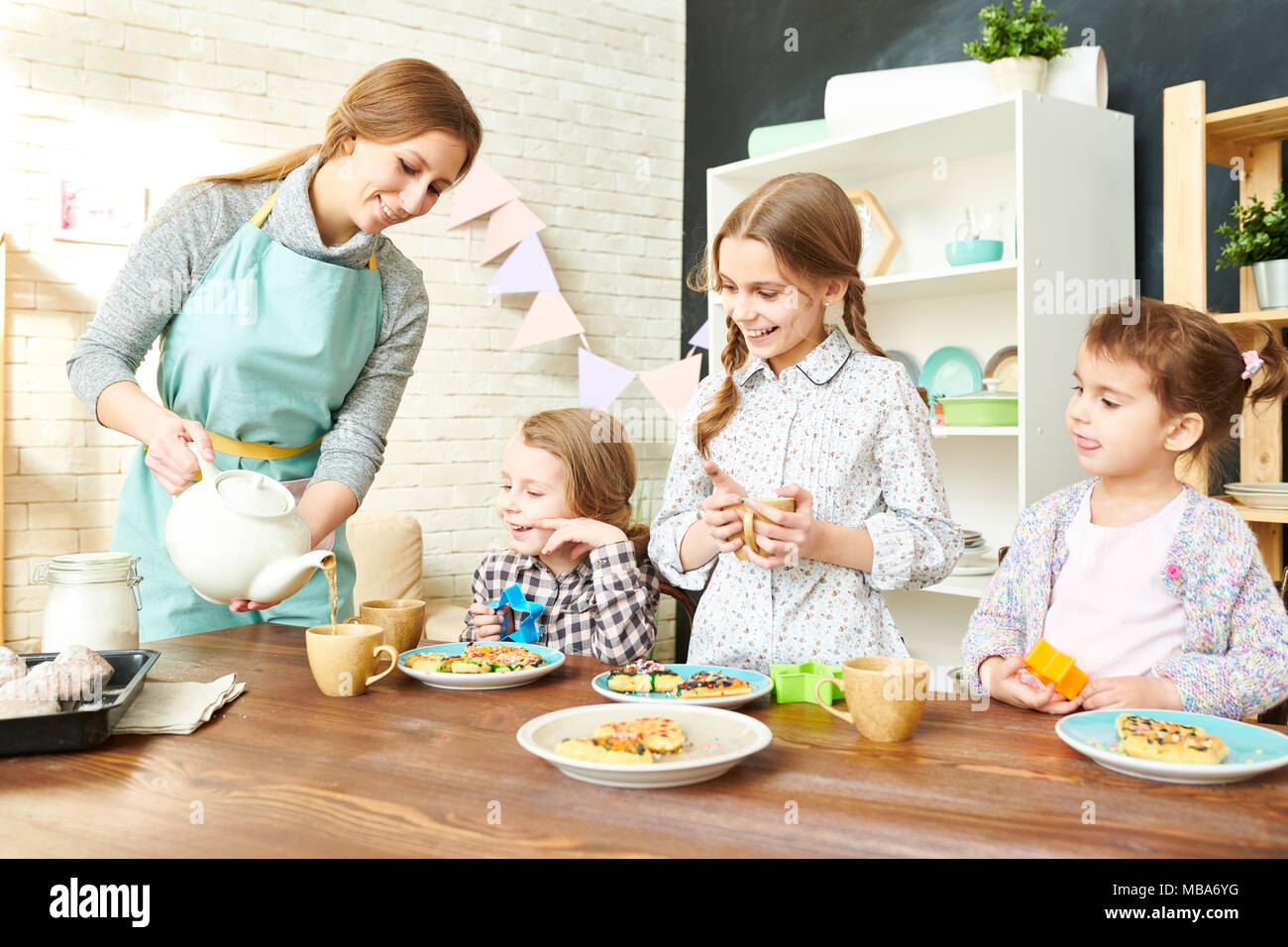 Adorable Familie in Tea Party Stockfoto