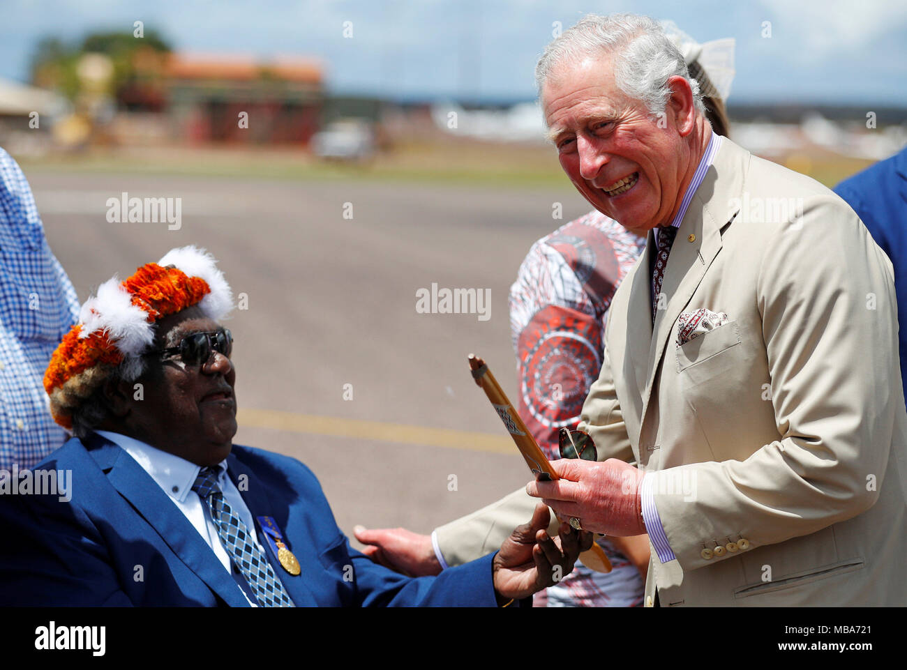 Der Prinz von Wales erhält ein woomera, einem traditionellen Speerschleuder, von Galarrwuy Yunupingu, eine eingeborene Führer und Leiter des Gumatj Clan, als er Gove Flughafen in Australiens Northern Territory ankommt. Stockfoto