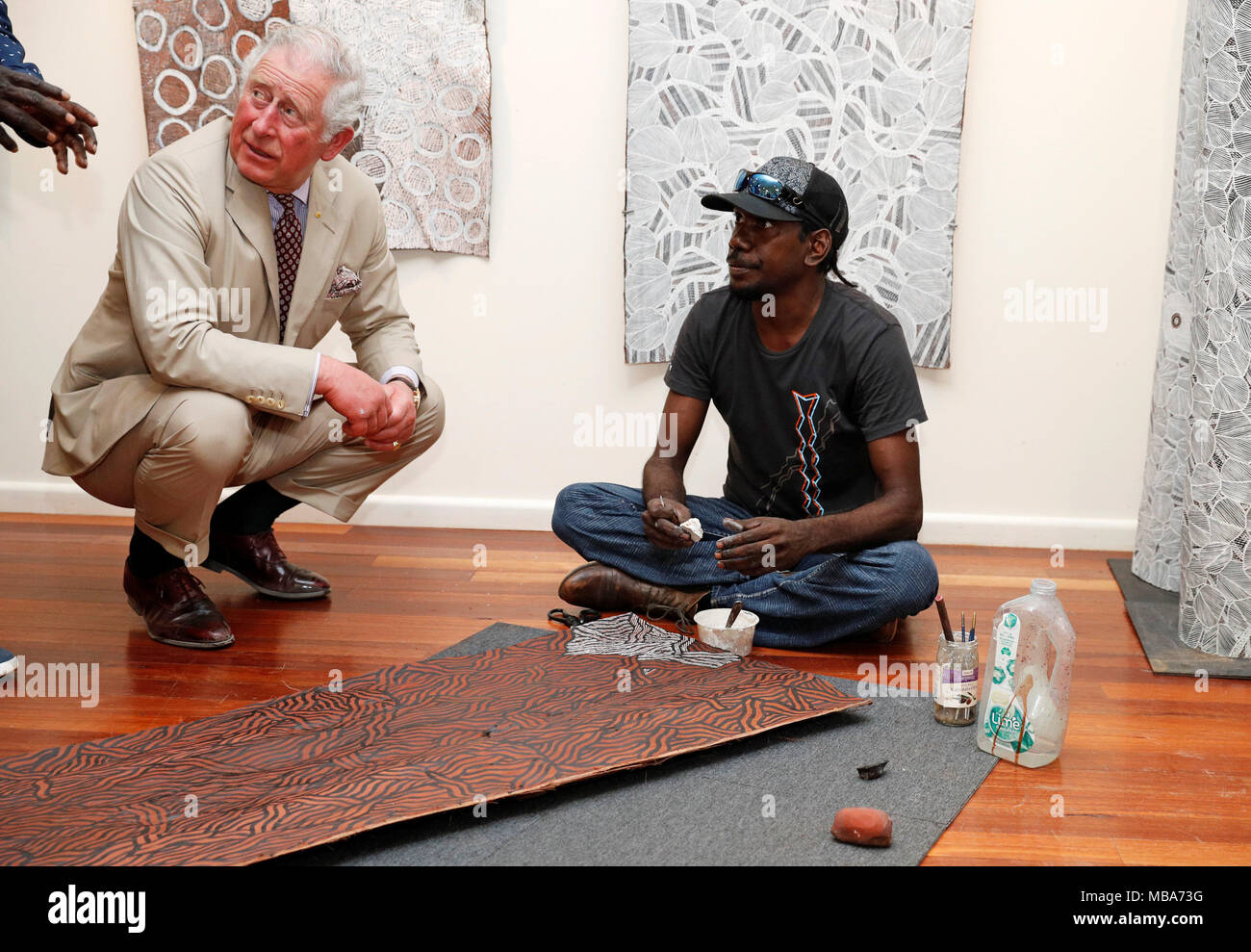 Der Prinz von Wales bei einem Besuch der Buku-Larrnggay mulka Centre in Yirrkala, in Australiens Northern Territory. Stockfoto