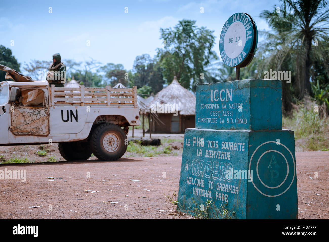 Ein Fahrzeug aus der UN-konvoi Stoops, am Eingang zum Nationalpark Garamba in der Demokratischen Republik Kongo Stockfoto