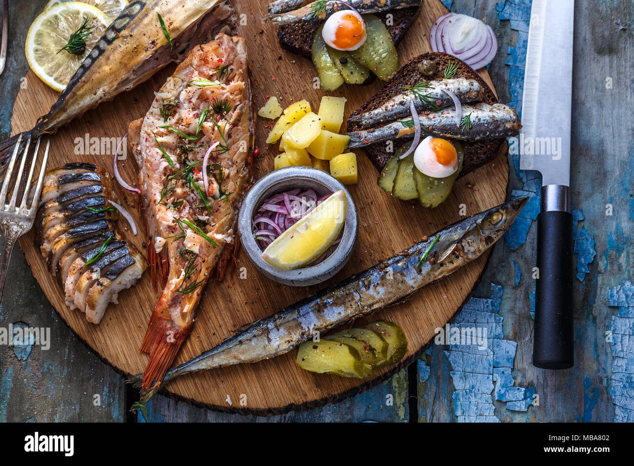 Fischplatte mit Stör, Forelle, Barsch, Makrele. Sortiert Fisch auf ...