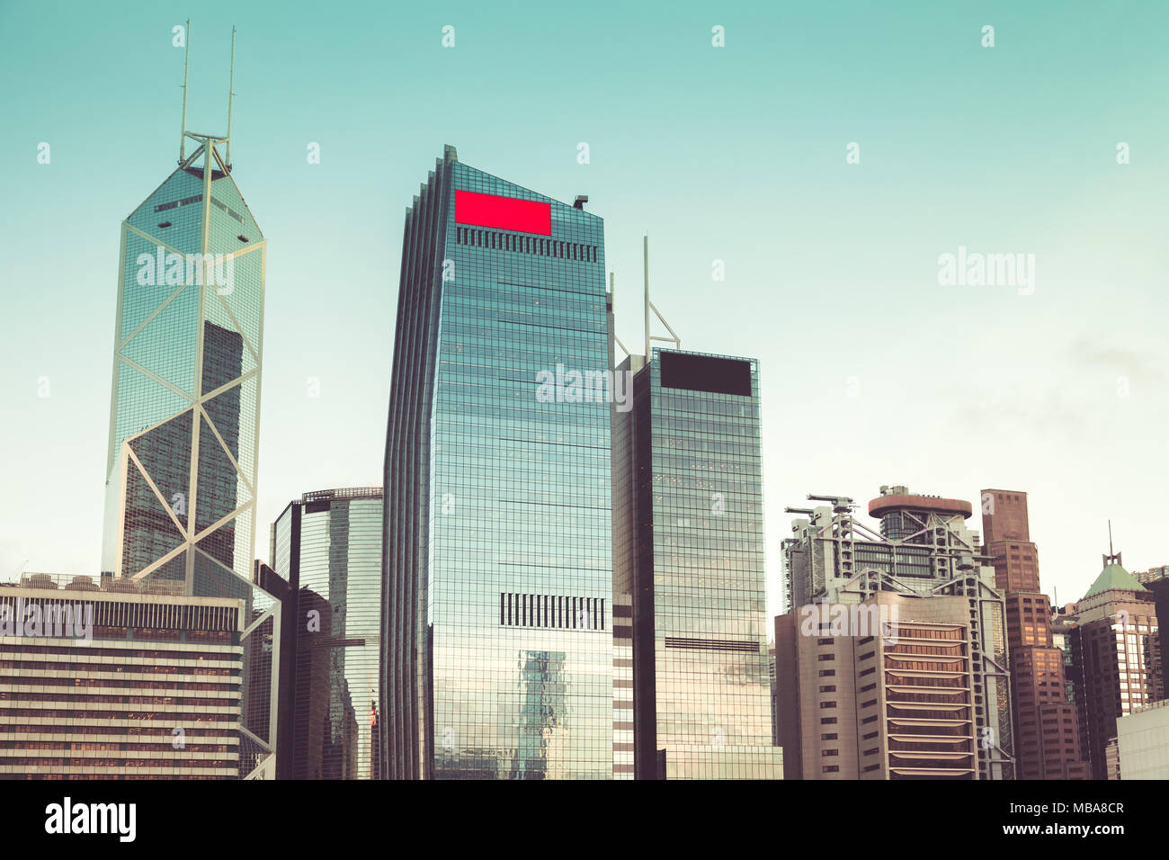Hohes Bürogebäude, Skyline von Hong Kong. Vintage Tonwertkorrektur Foto Filter Effekt Stockfoto