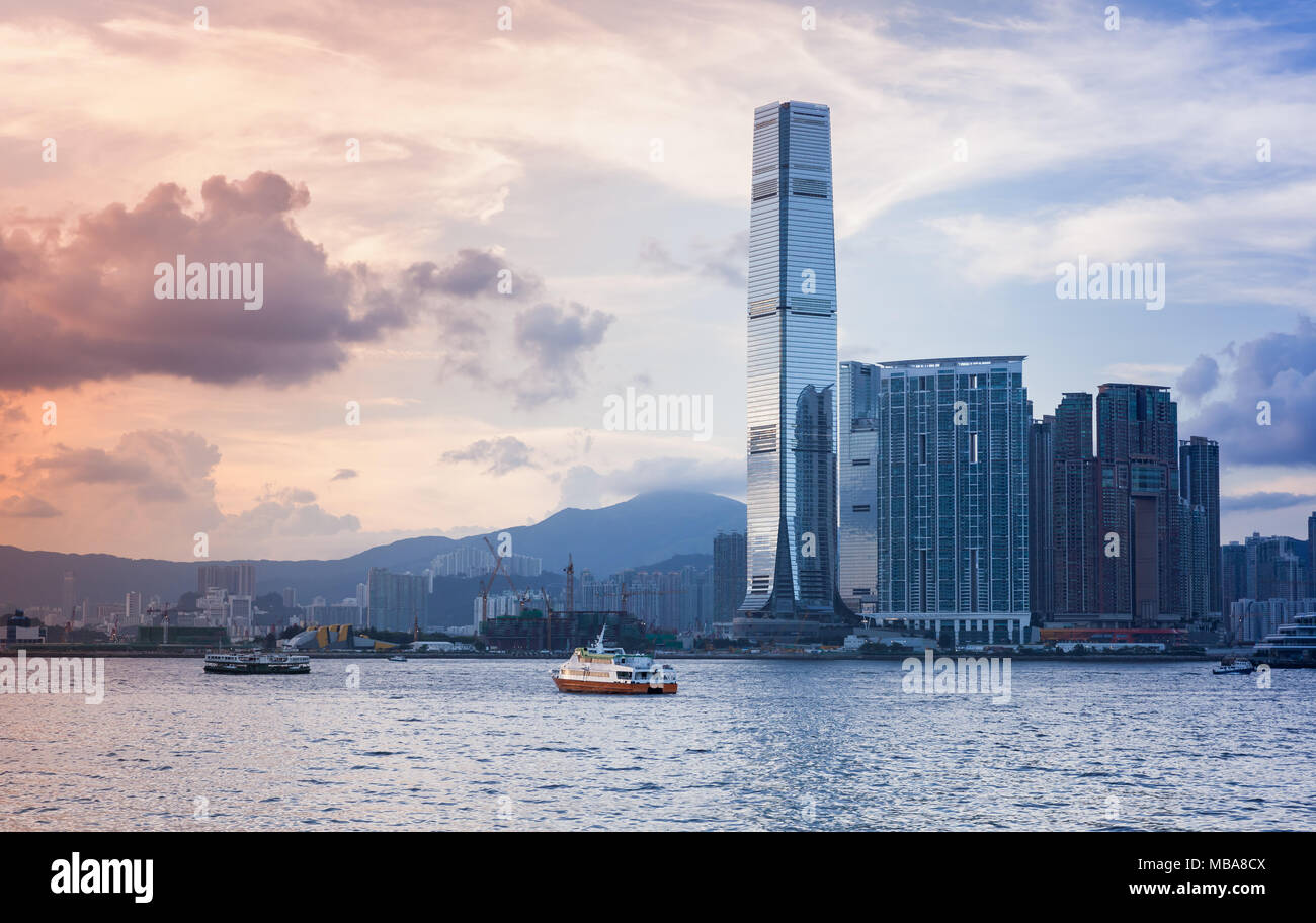 Die moderne Stadt mit Wolkenkratzern. International Commerce Center in Hong Kong unter bunten Abend Himmel Stockfoto