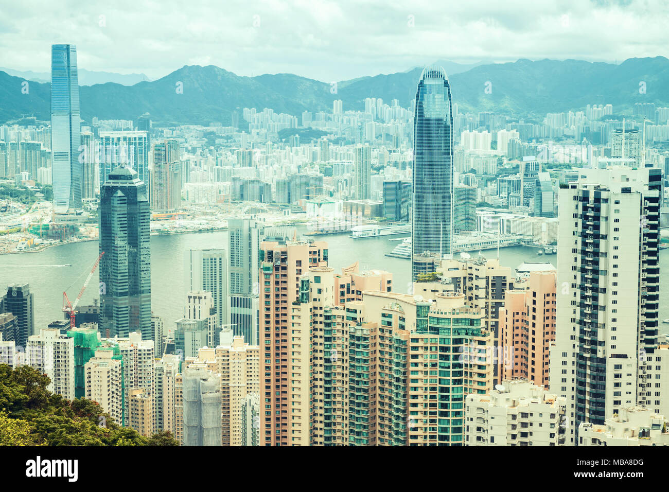 Hong Kong City, Luftaufnahme vom Victoria Peak sicht genommen. Vintage Tonwertkorrektur Foto Filter Effekt Stockfoto
