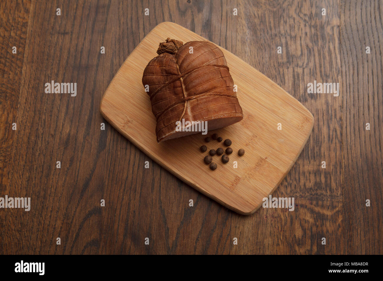 Stück der polnischen hausgemachten Schinken auf hölzernen Tisch Stockfoto