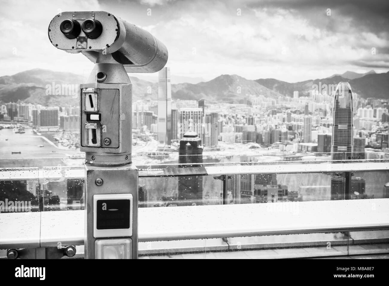 Bezahlt Binocular Telescope für Hong Kong City Beobachtung aus Sicht des Victoria Peak. Schwarz und Weiß Foto Stockfoto
