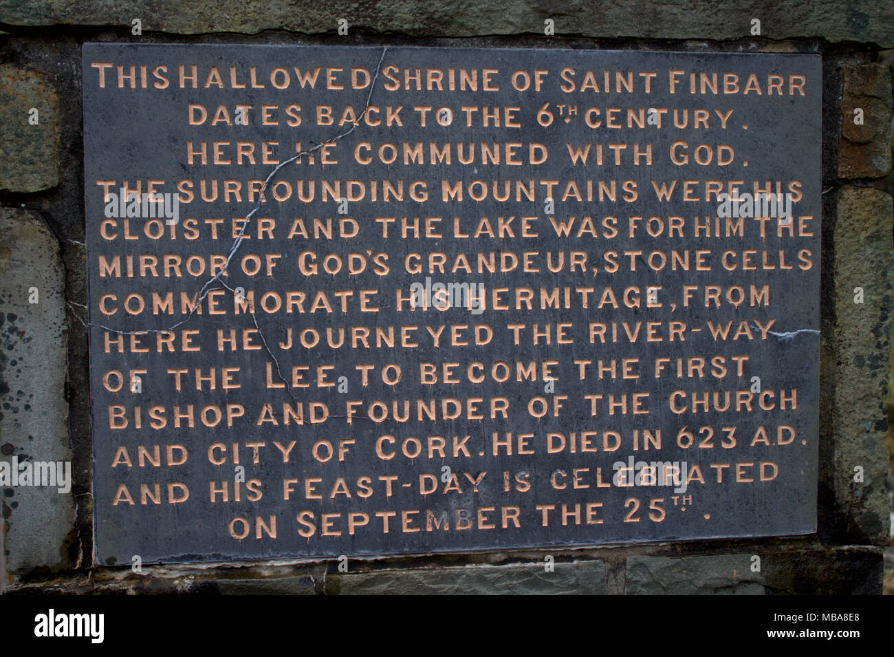 Gedenktafel am Eingang zur Kapelle bei Gougane Barra und der Schrein des Heiligen finbarr, erster Bischof von Cork Irland Stockfoto