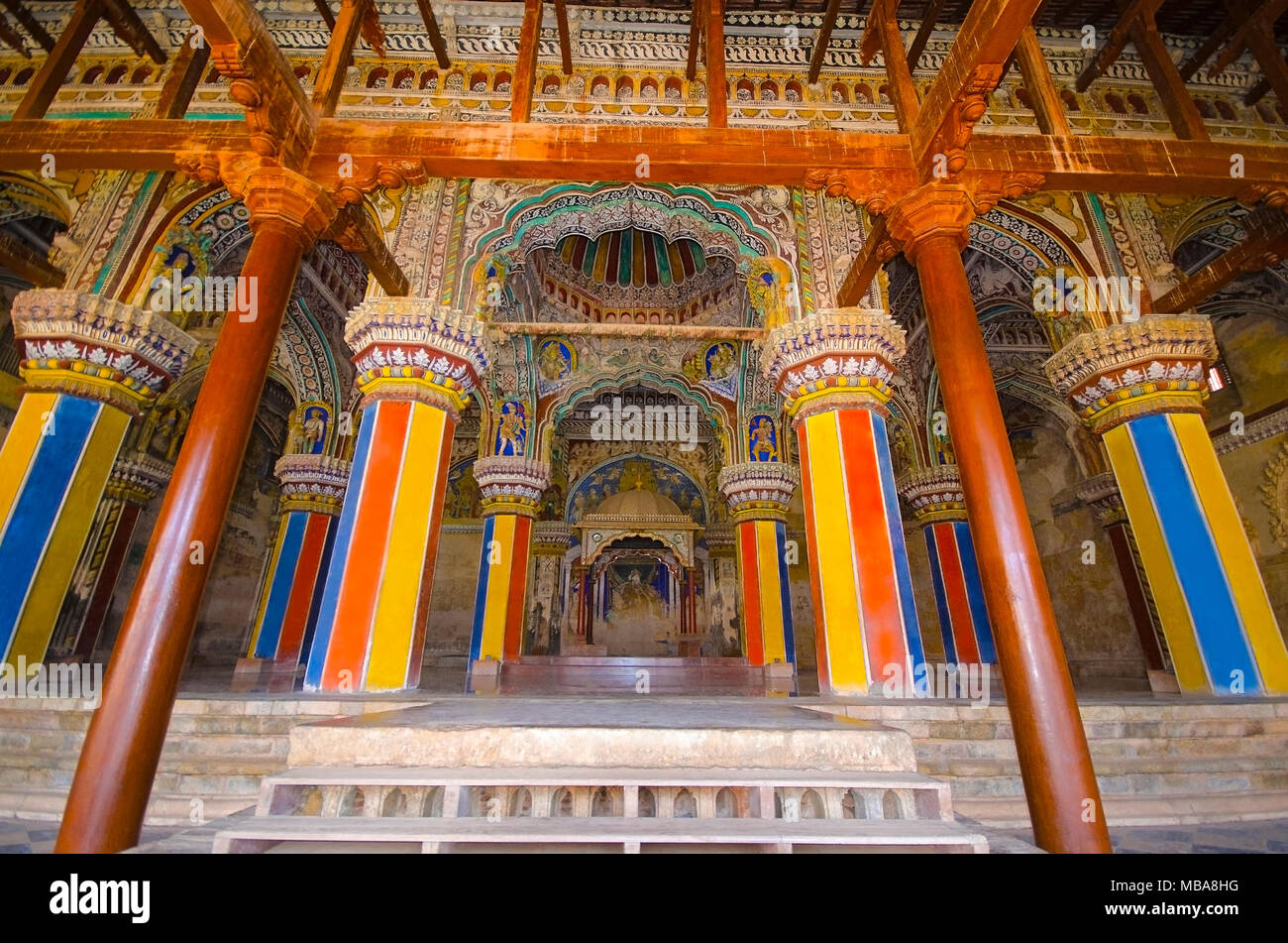 Innenraum des Durbar Hall, Thanjavur Maratha Palace, Thanjavur, Tamil Nadu, Indien. Vor Ort als Wohnsitz der Familie Bhonsle, die über Th ausgeschlossen bekannt Stockfoto