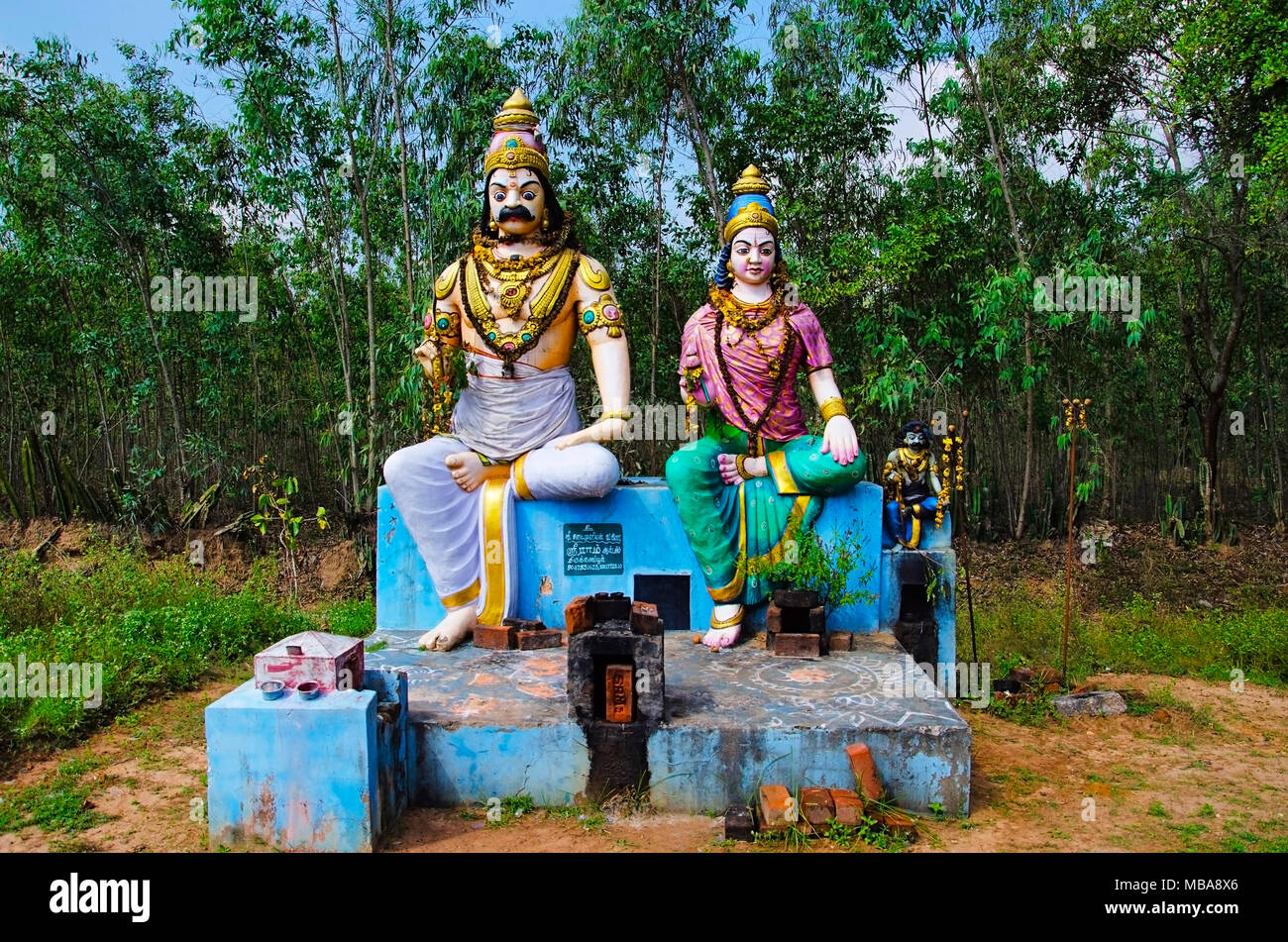 Bunte Idole der indische Gott und Göttin, auf dem Weg nach Kumbakonam, Tamil Nadu, Indien Stockfoto