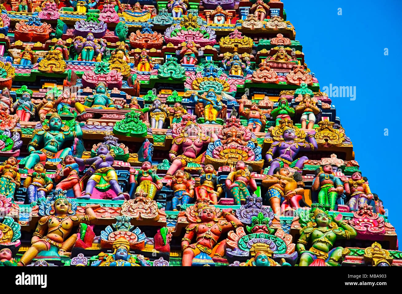 Bunte Götzen auf der Sarangapani Gopuram, Tempel, Kumbakonam, Tamil Nadu, Indien. Es ist eines der drei großen Heiligtümern des Gottes Vishnu. Renovierte du Stockfoto