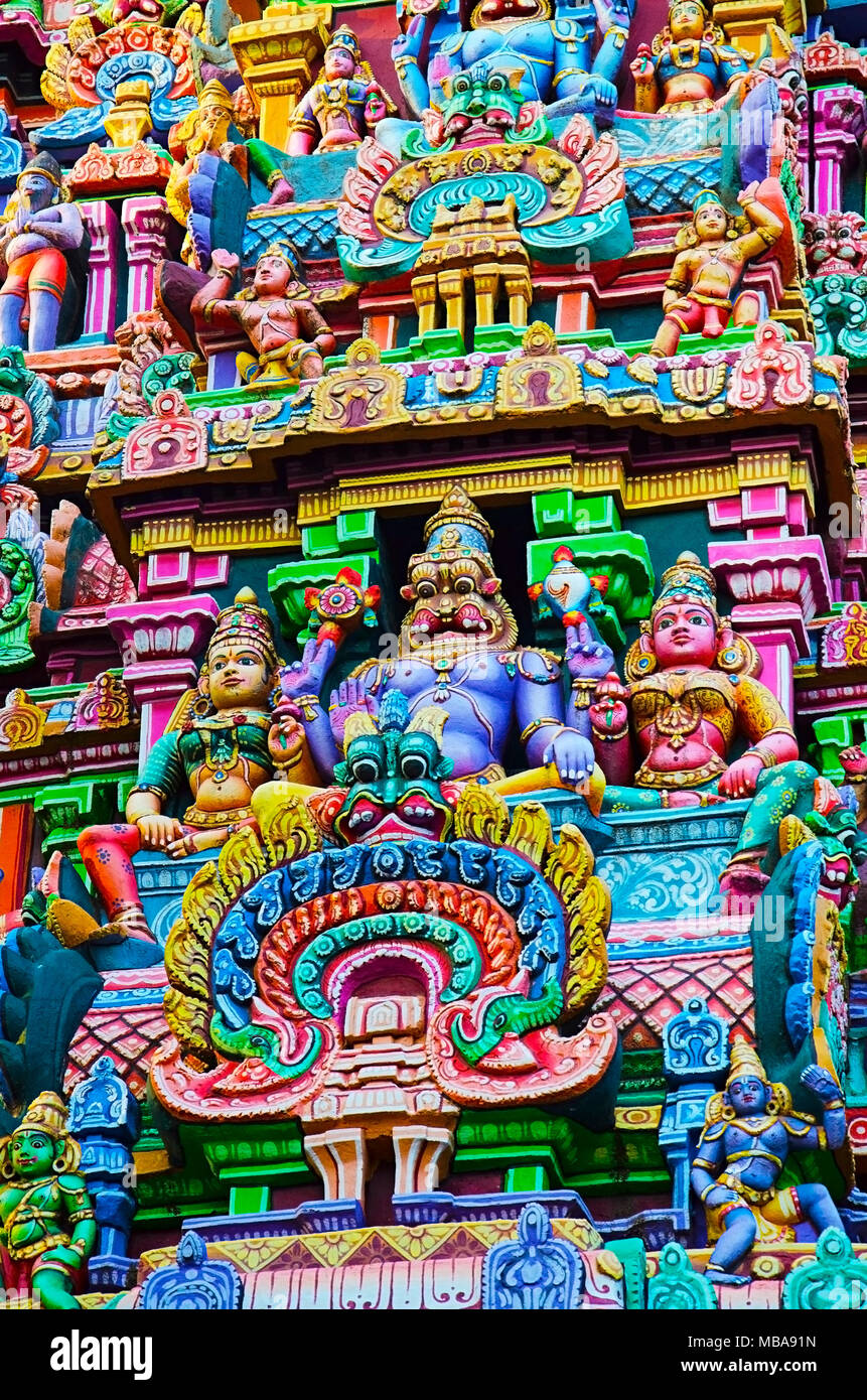 Bunte Götzen auf der Sarangapani Gopuram, Tempel, Kumbakonam, Tamil Nadu, Indien. Es ist eines der drei großen Heiligtümern des Gottes Vishnu. Renovierte du Stockfoto