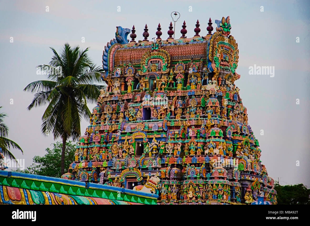 Bunte Gopuram, Sarangapani Tempel, Kumbakonam, Tamil Nadu, Indien. Es ist eines der drei großen Heiligtümern des Gottes Vishnu. Während die peri Renoviert Stockfoto