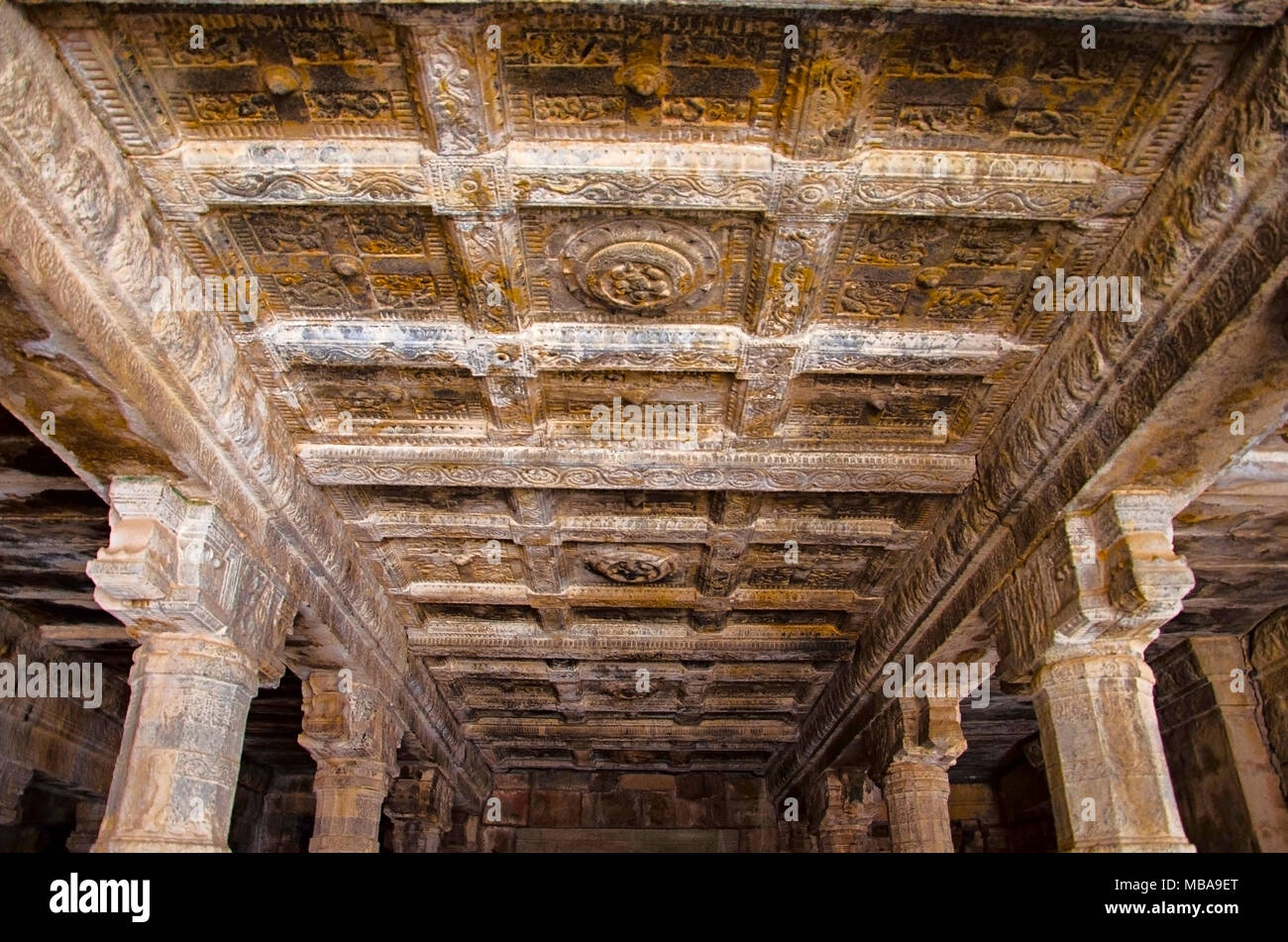 Carving Details an der Decke des Tempels, Darasuram Airavatesvara, in der Nähe von Kumbakonam, Tamil Nadu, Indien. Hindu Shiva Tempel tamilischer Architektur, erbaut Stockfoto