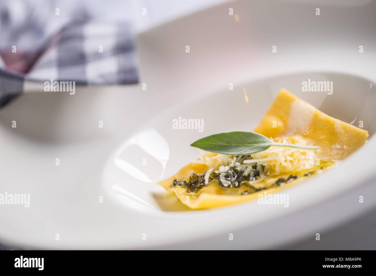 Kulinarische Zubereitung von italienischer Pasta Ravioli in Restaurants. Stockfoto