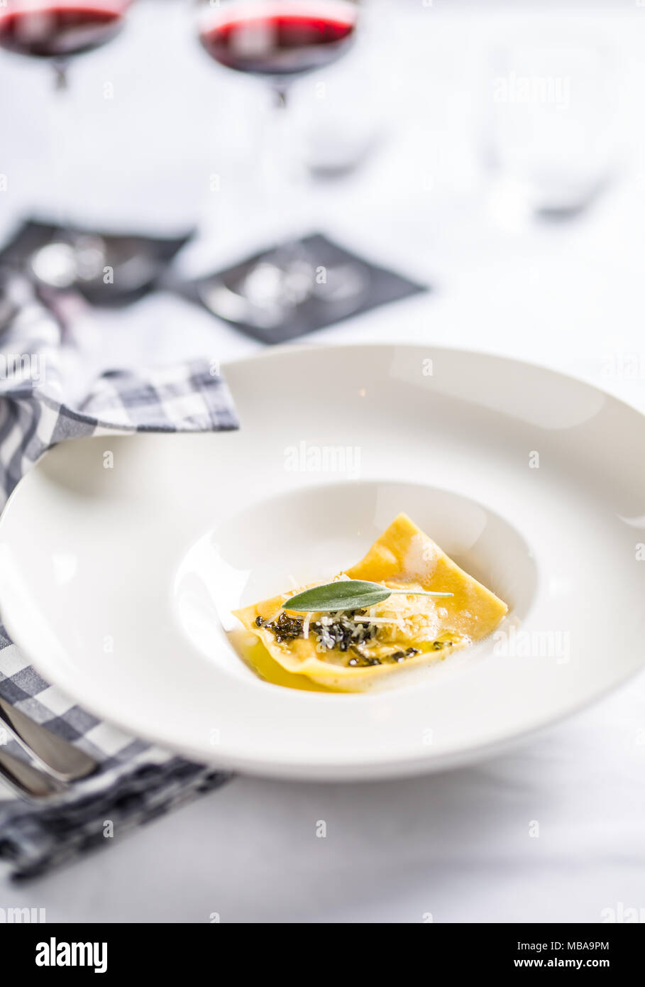 Kulinarische Zubereitung von italienischer Pasta Ravioli in Restaurants. Stockfoto